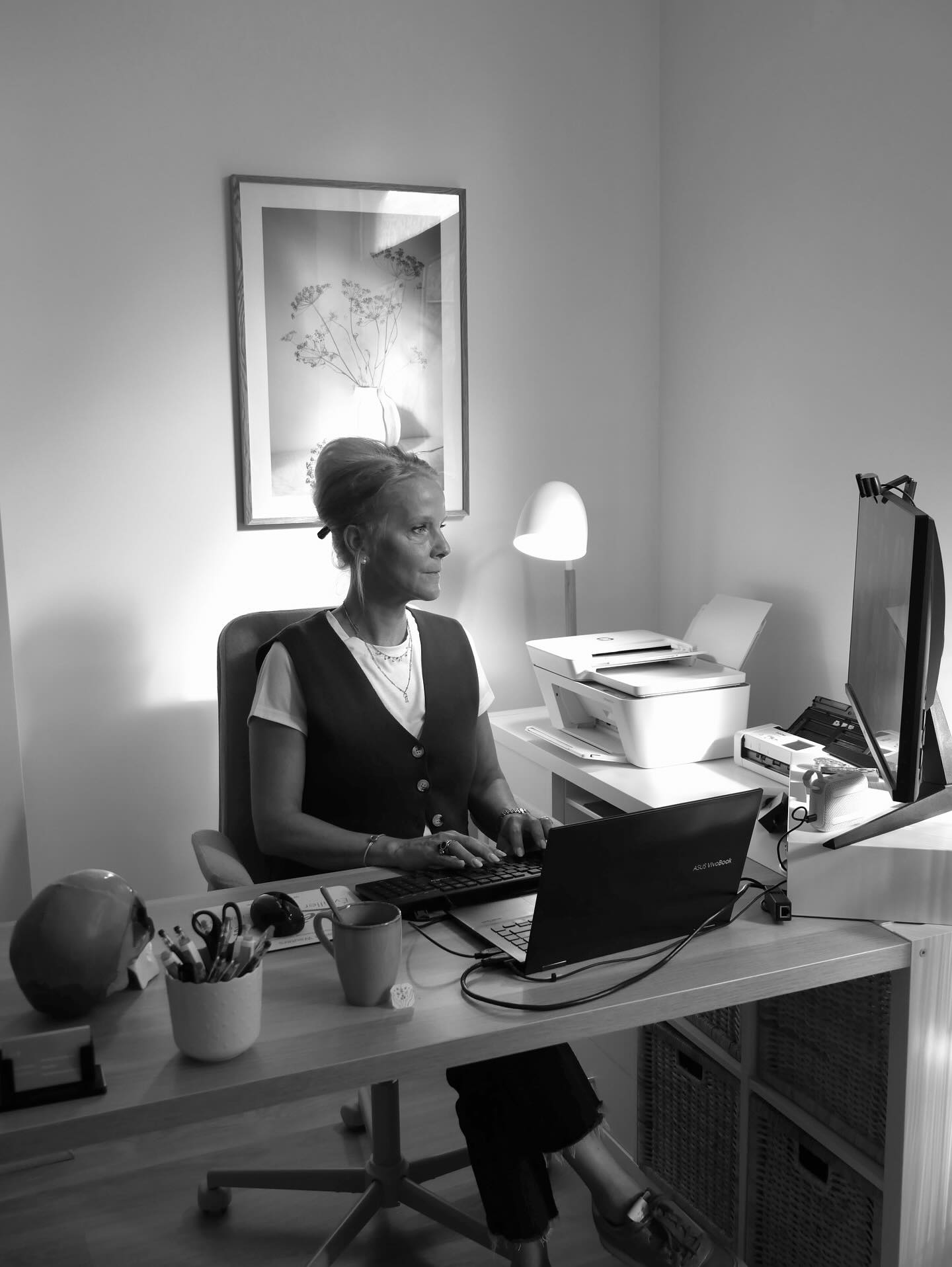 Bonjour et bienvenue !
Je m’appelle Laure Wauters, j’ai créé ETHEREA CARE, un espace d’accompagnement thérapeutique dédié aux personnes qui traversent la maladie, la douleur ou simplement une étape de vie difficile.
Sur ce compte, vous trouverez :
🌿 Des clés de compréhension sur l’accompagnement psychocorporel
🌿 Des partages inspirants pour mieux vivre le quotidien avec la douleur
🌿 Et un peu de moi, de ma philosophie, de ce qui me touche
J’espère que cette page pourra être un petit souffle d’apaisement et de soutien, même à distance ✨
•
#bienêtre #psychocorporel #ethereacare #maladie #douleurschroniques