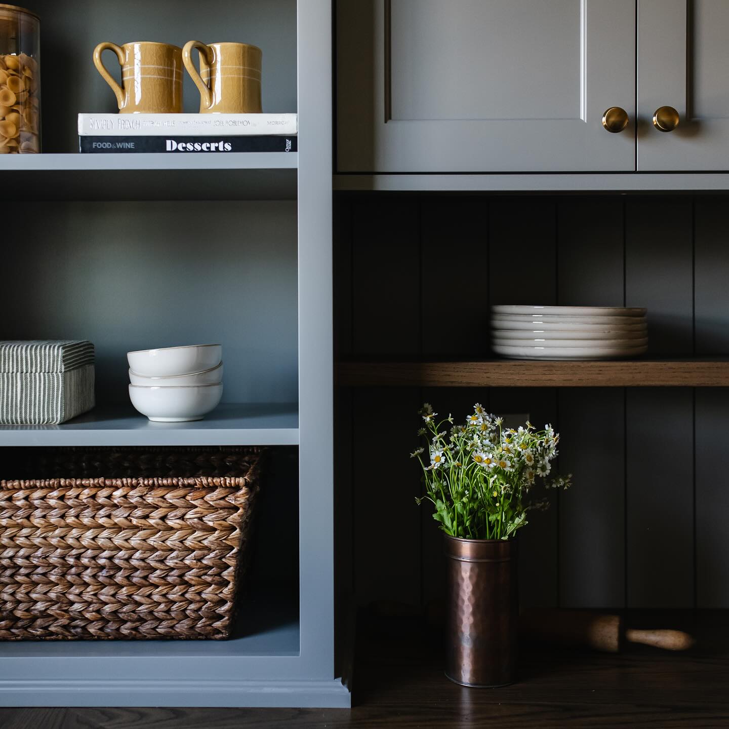 The pantry is an integral part of the kitchen, and when space allows I love to add one in. We incorporate a mix of hide-away spaces and open displays to make the space feel thoughtfully organized but still rich with character.
Photographer: @buyingnewengland
#pantryorganization #walkinpantry #englishkitchen #southshoreliving #newenglandhome #custompantry