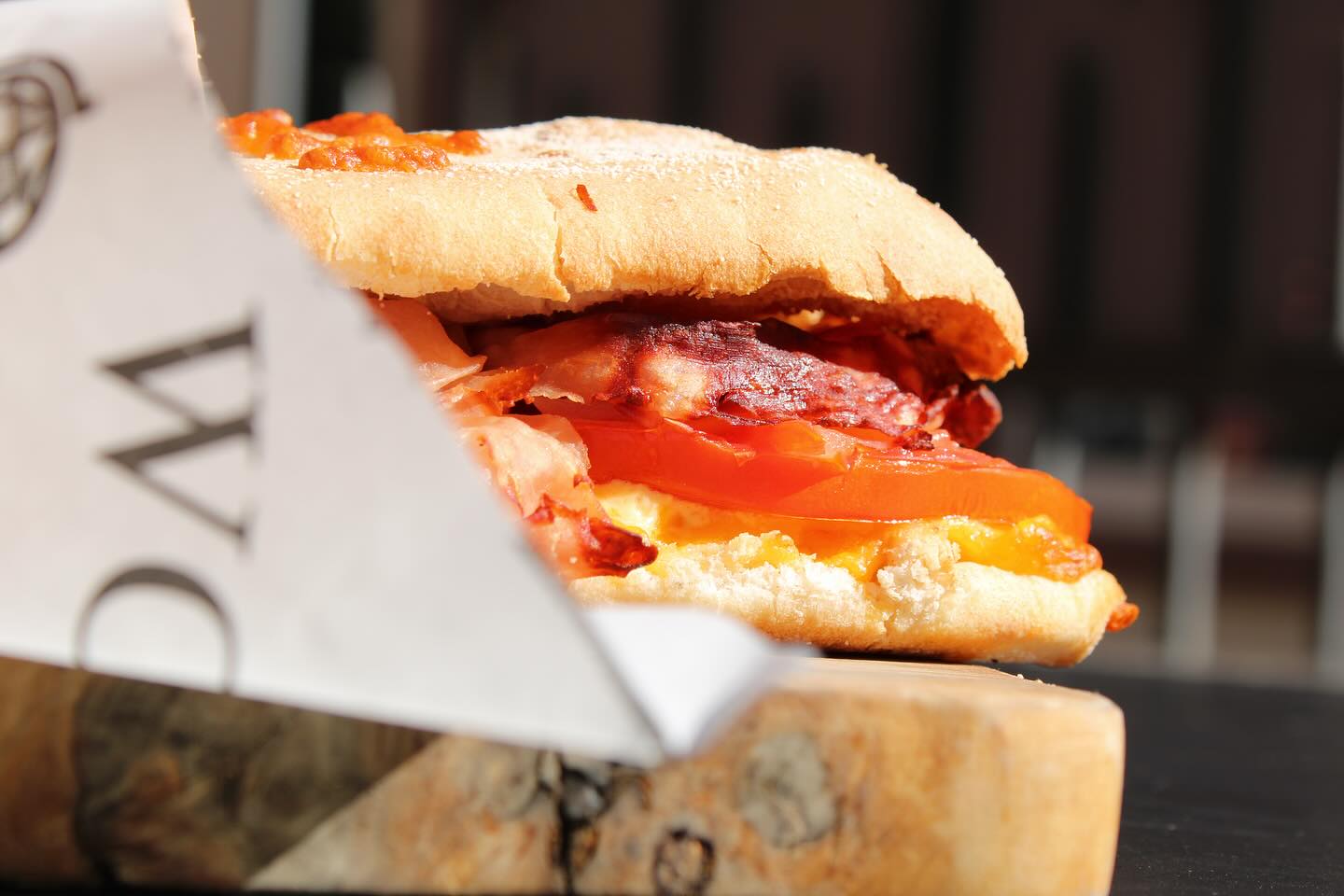 🇮🇹🥖Panino Prosciutto 🥖🇮🇹
Unser neues Panino mit hausgemachter Chili-Mayo, Kochschinken, Fleischtomate und Cheddar 🧀
Morgen am 3.Oktober sind wir bis 17 Uhr für euch da, die Küche ist geschlossen allerdings bekommt ihr trotzdem bis 16 Uhr unsere neuen Panini für je 7,90€
Wir freuen uns auf euch 🤌🇮🇹