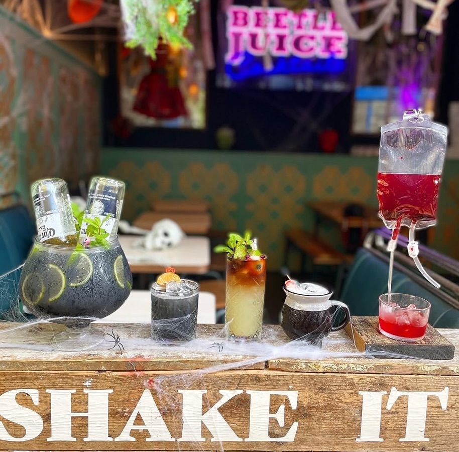 Hello October…. 🎃 🕷️Looking for a twist on Halloween cocktails? We’ve got you covered… Anything from Blood orange cosmos to morgaritas. If you blink… you’ll miss it >