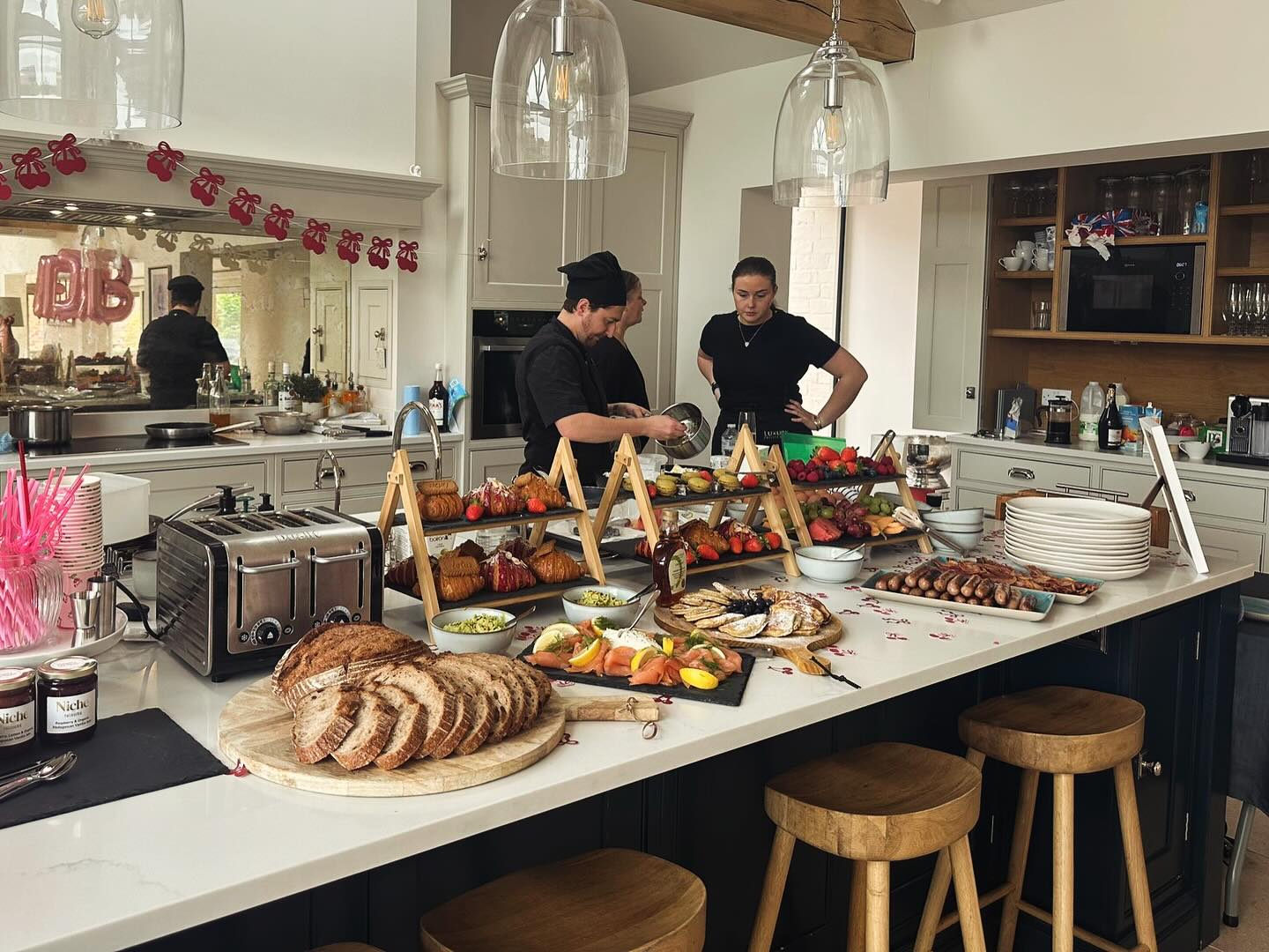 Brunch (or breakfast) 🥞 is a great addition to your weekend away, we often do brunches for groups of family and friends staying together.
Why not get a private chef in to cook, serve and clear it all away for you? 👩🍳
Save yourself the work and stress, let us do it for you, enjoy being together at the table instead ☺️
@luxuryprivatechef
#luxuryprivatechef #privatechef #chef #food #luxury #brunch #breakfast