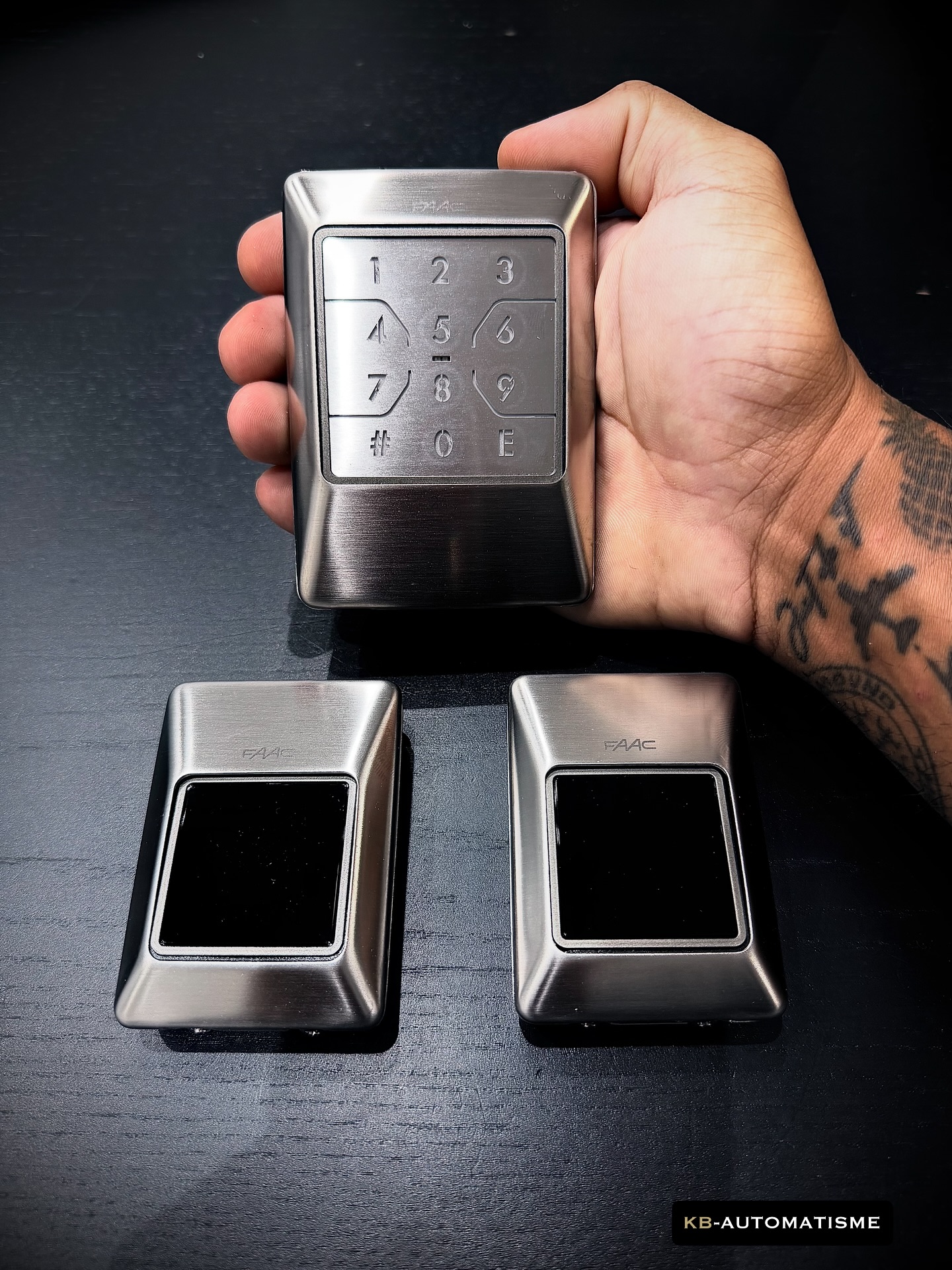 Clavier inox + cellules de sécurité FAAC.
Une solution sobre et design pour un contrôle d’accès sécurisé.
Idéal pour les demandes spécifiques nécessitant robustesse, fiabilité et élégance.
#Automatisme #FAAC #ContrôledAccès #Inox #Sécurité #luxuryhouse #modern #design