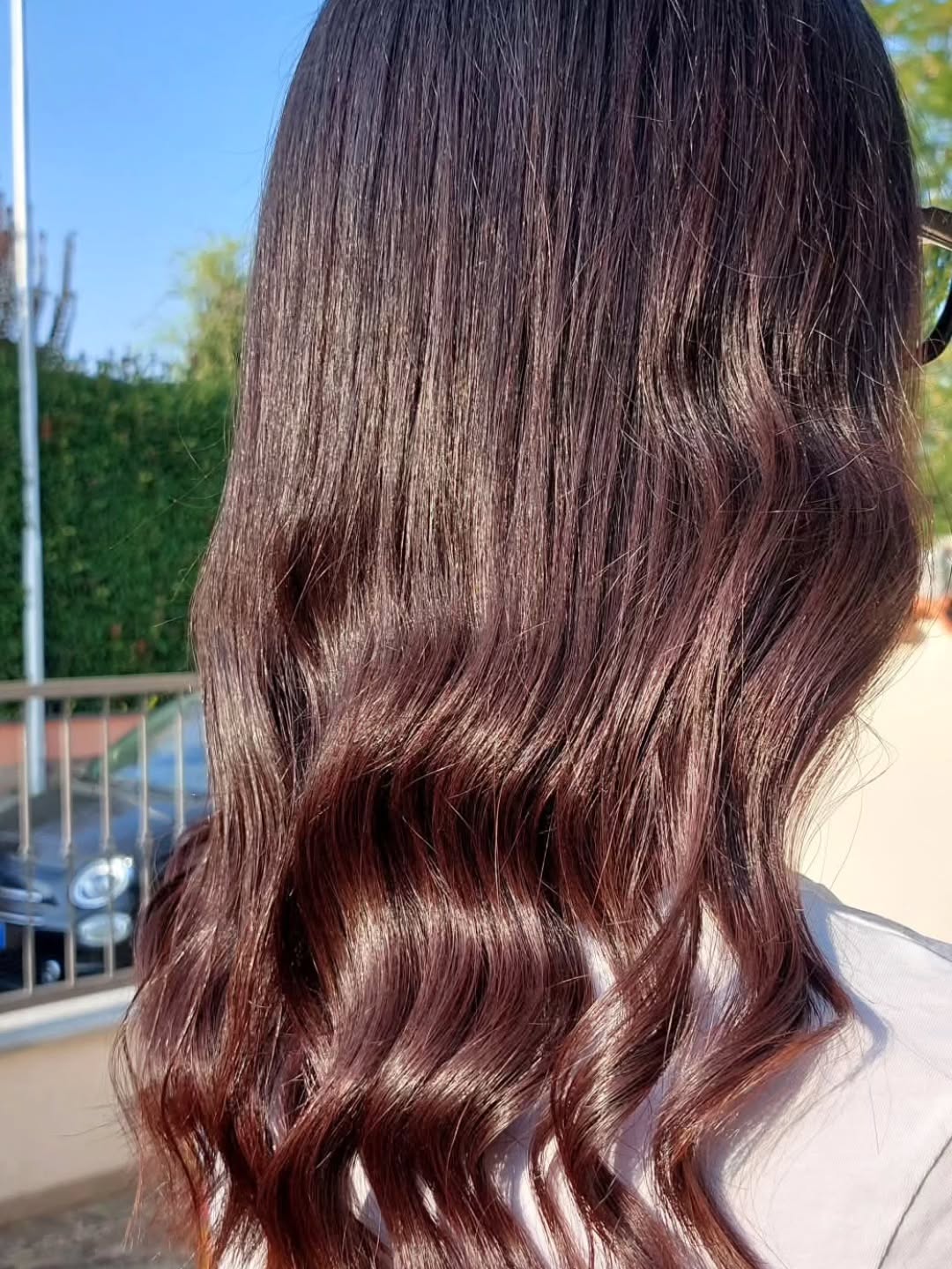 GEL COLORE ILLUMINANTE AL MIRTILLO
✨ Il rituale naturale per i primi capelli bianchi ✨
✔️ Color non color su radici e punte
✔️ Scrub anticaduta naturale
✔️ Massaggio stimolante
✔️ Shampoo + maschera naturali
✔️ Laminazione effetto seta
✔️ Siero rigenerante anticaduta
✔️ Ossigenoterapia al 98% sulla cute
✔️ Piega illuminante con spazzola all’ossigeno
🫐 Trattamento completo, ideale per rigenerare cute e capelli con dolcezza e luminosità.
Tutto incluso a partire da 119€
› Medio/corti: 119€
› Medio/lunghi: 124€
› Lunghissimi: 139€
🕒 Durata: 120-160 min
🌿 Con prodotti TricoVitaLab — 100% naturali, senza SLS, SLES, parabeni o siliconi.