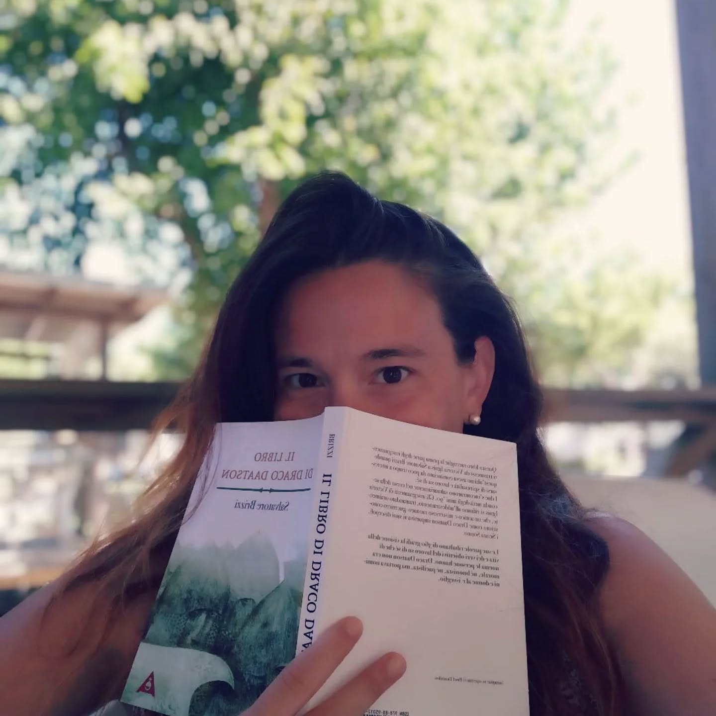 Sono cresciuta per anni con un pensiero:
"Chiedere è sbagliato"
Sopratutto chiedere qualcosa per se stessi ...
E questo pensiero limitante , senza rendermene conto mi portava a proiettare un'altro pensiero che boicottava clamorosamente la mia vita:
"Fare di tutto per essere feliciti è da egoisti, è da menefreghisti, è da arroganti, è da brutte persone, insomma!"
Credevo che solo con il sacrificio e con la fatica si ottenesse il diritto di essere felici e amati
Ma ti chiedo..
secondo te siamo vivi su questa terra per essere tristi e frustrati?
per passare le proprie giornate a sperare che arrivi presto la sera per uscire dal lavoro?
o che arrivi tardi l’indomani per non andare al lavoro e poi di nuovo che arrivi presto la sera?
a volte sento anche dire... "spero di prendere l'influenza così ho la scusa per riposarmi"
Viviamo una vita in cui lottiamo contro il tempo, viviamo in funzione di una settimana di ferie all'anno o sperando un giorno di arrivare alla pensione
Questo non è vivere, ma sopravvivere
Liberiamoci dai condizionamenti, dai sensi di colpa e dal giudizio su noi stessi
Tu sei degna d'amore
Meriti di vivere la vita che meriti
E hai il diritto di essere felice! ❤️