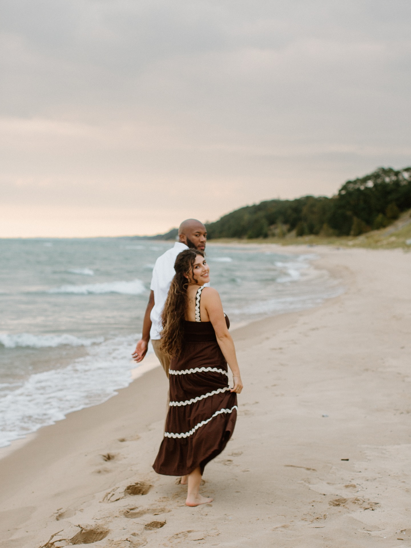 Soft skies, a gentle breeze and a love that feels effortless 🤍🌊✨
.
.
.
#authentic #capture #exploretocreate #thatsdarling #photooftheday #picoftheday #photodaily #justgoshoot #prettythings #loveauthentic #abeautifulmess #calledtobecreative #designinspiration #photographysouls #choosejoy #pursuitofportraits #makeportraits #postthepeople #midwestphotographer #photography #grandrapidsmiphotographer #miphotographer #michiganphotographer #dcpresets #lifestylephotographer #couplephotographer #lakemichigan