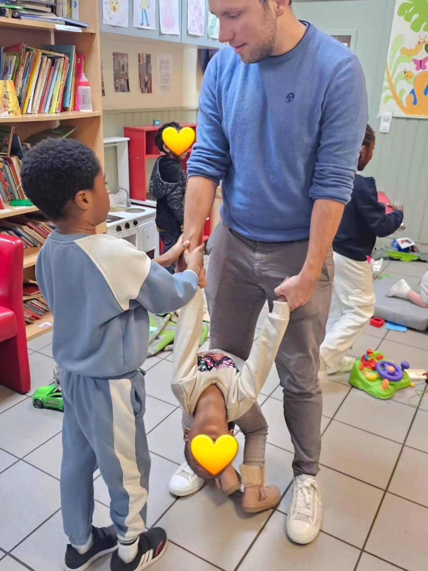 Last week recap 💛
1. The kids were all lining up (playfully competing!) to spend time with Sindbad — he was the star!
2. Our volunteer Vassa kept the little ones entertained 🎈
3. The full team was there 🙌 — Kevin, Anja, and me (María), plus the amazing Not Alone 75 volunteers: thank you Ángela, Maria, Thierry & Rachel 💕.
4. Fun selfie moment 🤳 — Maria holding un petit doudou 🧸.
5. Hadje received a diploma for leading the last cooking session 🎓👩🏽🍳 — she did amazing, and this recognition gave her pride and proof of her skills in France.
6. The kids loved exploring all the toys in the day centre 🪀🚂.
7. The women cooked with music 🎶💃🏾 — choosing their own playlist and dancing along made it extra fun!
8. We started serving the delicious foutou they had prepared 🍲🔥.
9. Serving food = always chaotic 🍽️😂 — but thanks to our proactive volunteers, it went smoothly.
10. Everyone enjoyed their meal 😋 — tasty, spicy, and full of flavour! (Around 50 women and children were served!)
11. For dessert, we had gâteau 🎂 — it was Hadje’s daughter’s birthday! She blew out the candles and we sang in two languages 🎉.
12. The next day, Kevin and I went to ACP 🤝✨ for visibility, partnerships, and volunteer recruitment.
13. We are so grateful 💛 — we met so many kind-hearted people ready to get involved!