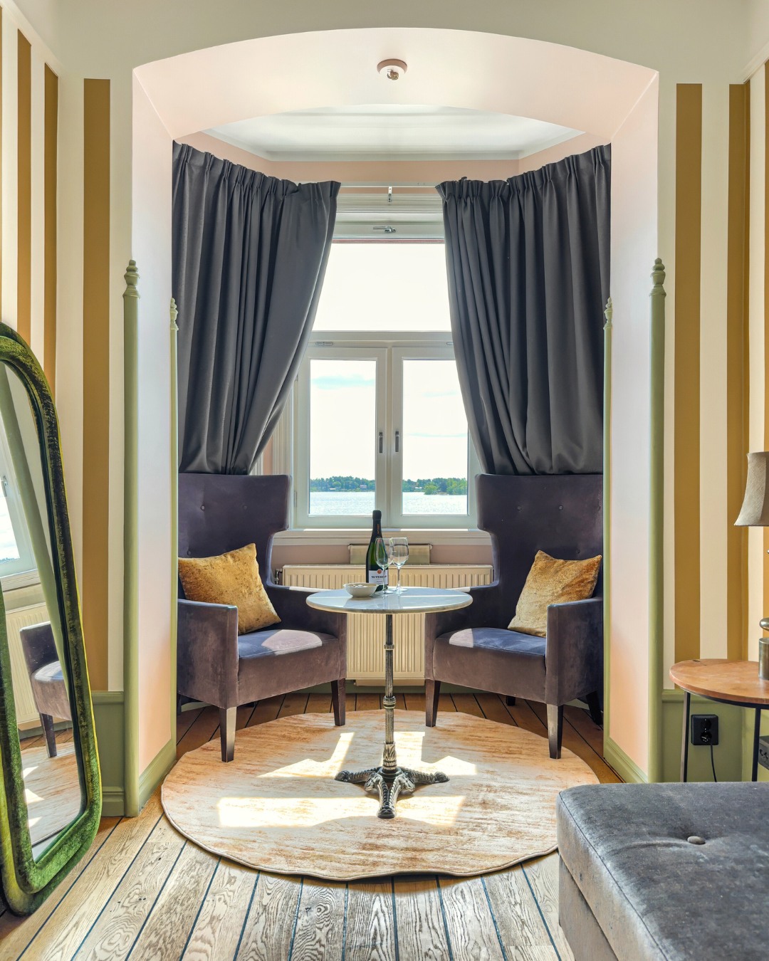 En plats för två, en flaska och en vy som sköter resten. 🍷✨
När var senaste gången du bara kunde sätta dig och andas ut?
Här får tystnaden tala, havet ta över och tankarna sakta in. Platser som dessa är skapta för att slippa rusa vidare.
Välkommen att boka rum hos oss via länken i vår bio.👈🔗