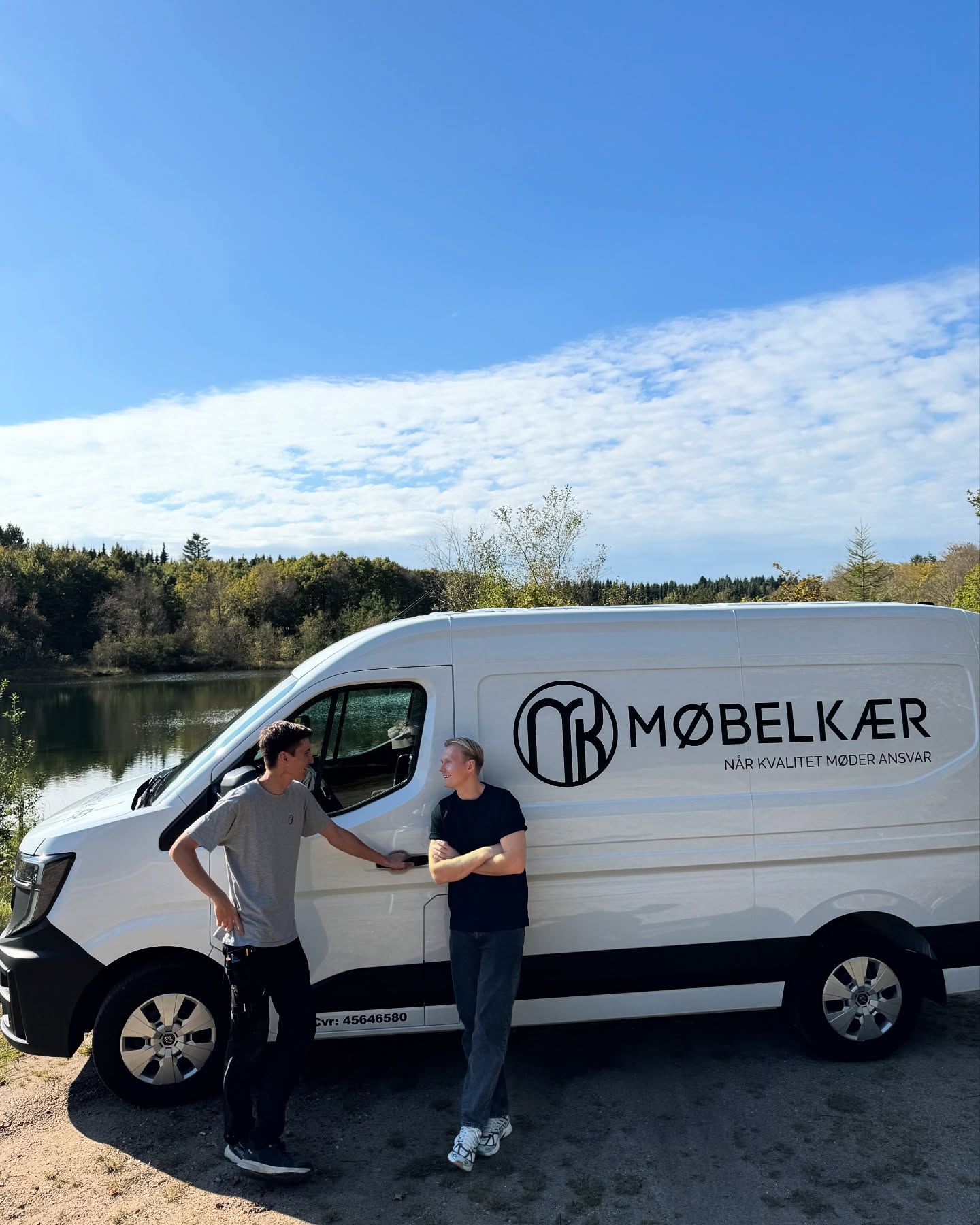 Møbelkær ApS – Når kvalitet møder ansvar✨
Det er med stolthed, og en god portion spænding i maven, at vi kan præsentere Møbelkær ApS.
Bag virksomheden står to unge iværksættere med en fælles passion for møbeldesign, snedkerfinesse og bæredygtighed.
Hos Møbelkær tror vi på, at kvalitet og ansvar skal gå hånd i hånd.
Vi tror på, at det giver bedre resultater at være bevidste om bæredygtighed i det daglige arbejde. Det betyder, at vores største mål altid er at måle, save og skrue med omtanke til gavn for klimaet og kunden.
Vores arbejde stopper dog ikke ved værkstedsporten.
Vi følger med hele vejen fra idé til færdigt produkt og tilbyder også montageopgaver. På den måde sikrer vi, at resultatet lever op til både vores og kundens forventninger.
Med en nytænkende tilgang og stor lyst til at tage alle slags udfordringer op, glæder vi os til at starte denne rejse.
Vores mål er at skabe en sund og troværdig forretning, hvor fundamentet er kvalitet, ansvar og personlig service.
Vi håber du vil følge med på rejsen🌟
📩 Kontakt os gerne:
✉️ info@mobelkaer.com
📞 Christian Esbensen: +45 50 57 00 38
📞 Kristian Sav: +45 28 90 92 07
Møbelkær ApS – Når kvalitet møder ansvar