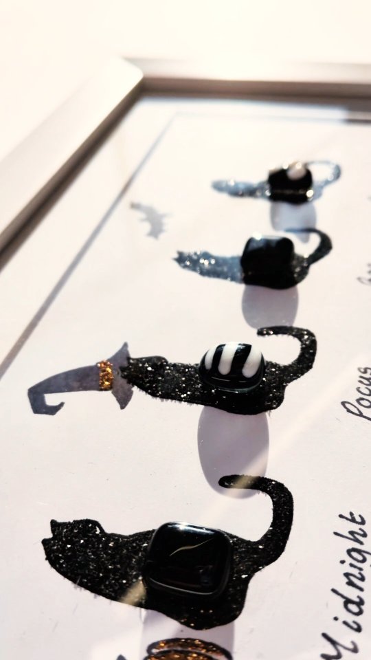 Our black cat family is ready for Halloween 🐈⬛ witches hats, bats, spider webs and pumpkins included 🎃👻🖤
Order your black cat frame today, or make your own version by heading to our website at www.glassdeva.co.uk or follow the link in our bio 🖤
#halloweengifts #blackcats #spookyart #fusedglass #fusedglass #thingstodoinchester #personalisedgifts #chestershop #glassart #fusedglassworkshop #fusedglassgifts