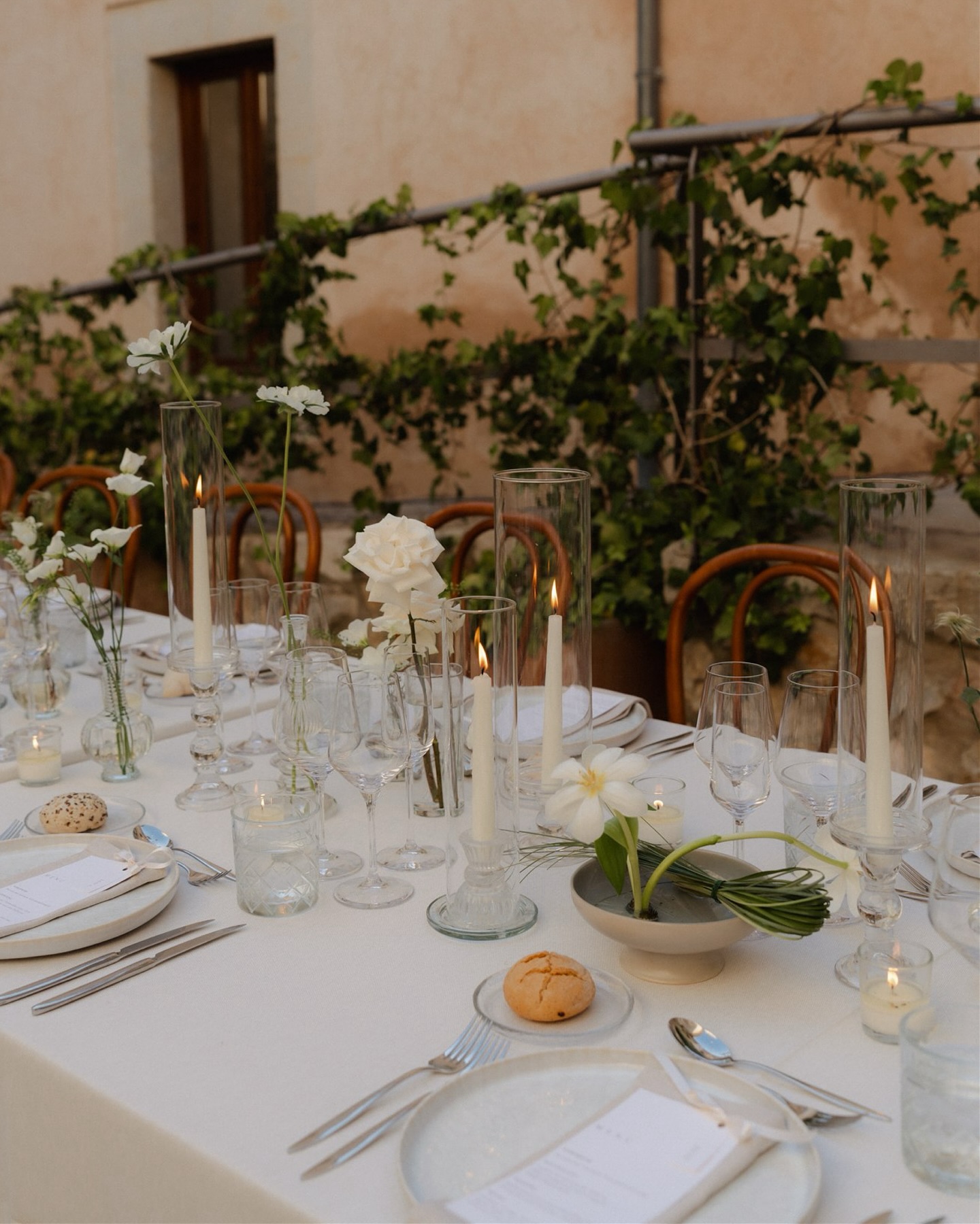 Outdoor dinners are some of our favorite wedding moments ✨ everyone gathered around the table, relaxed, enjoying food, drinks, and heartfelt conversations. While the sun slowly sets and emotional speeches begin, with laughter and tears in the air, it feels like pure magic. These are the memories we love to capture most. 🤍
Venue: @finca_morneta
Ceremony: @vertrautsein
H&M: @lauragisbert_stylist
Flowers: @fiori_di_testa_flowerdesigner
Catering: @totapunteventscatering
DJ: @valerio.latina
Photo & Film: @marinaandchris
Edited with: @marinaandchrispresets
#wedding #weddingphotography #destinationwedding #weddingdetails #candidphotography #hochzeitsfotos #mallorcawedding #spain #marinaandchris #marinaandchrisphotography