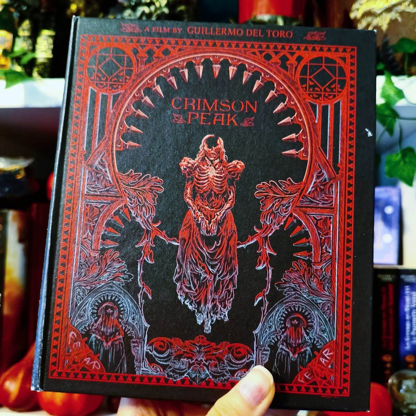 Spooky Month 👻
For October I though it would be nice to share something related to horror or Monsters. We all know I won't do it daily because my busy ass will forget but I'll try to post a few stuff.
And what best to start the month than sharing one of my all time favorite movie ever (and my fav Del Toro) Crimson Peak.
I don't wanna say a lot about the story but keep in mind the first sentence of the movie. This is not a ghost story, this is a story with ghosts (understand by this that it's not about them). Everything about this movie is peak, the music, the ambiance, the acting, the colors, the directing etc etc...
Maybe it's me, but it also feels very inspired by horror games. It highly reminded me of my Amnesia experience but it wouldn't be surpris g because I think it was made when Del Toro was supposed to work on P.T. He's an absolute nerd anyway and given his cameos with Kojima it's easy to guess he enjoys video games.
If you never saw it I'd recommand to watch the trailer and if it intrigues you then watch the movie but don't look for reviews because a lot of them didn't quite understand it, some don't understand horror movies aren't just slashers and poltergeists and most of them spoil and so destroy the whole experience. It's really the kind of movie you need to know little to nothing about to enjoy your first watch.
I love it so much I took the little collector with the booklet, poster and cards but because it's fully English I also have the French steelbook. I'm not bothered by English only and has a Tim Blake Nelson fan I often have to stick to it anyway, but I like having a French version to watch with people when it exists lol.