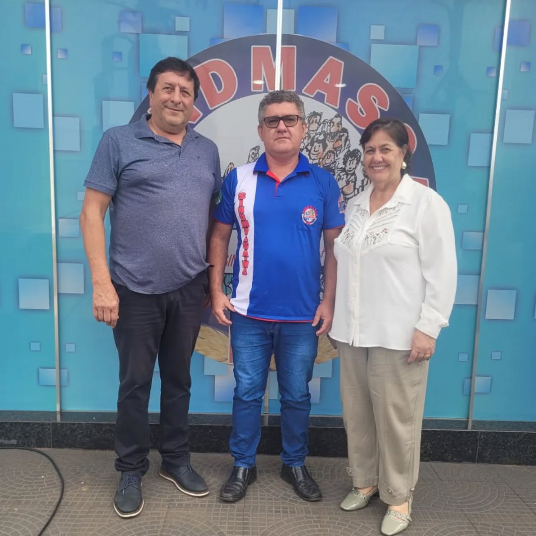 Foi uma manhã (02/10)  de grande honra e alegria receber a ilustre visita da Senhora Prefeita Rosária Lucca Andrade e do Vice-Prefeito Evaldo Carlos de Souza nas novas instalações da Subsede do SINDMASSA em Mundo Novo!
Fomentamos frutíferos diálogos e reafirmamos nosso compromisso mútuo com o desenvolvimento do nosso município. 
Nosso diretor, Wilson Barros, recebeu as autoridades para um produtivo bate-papo sobre os rumos da nossa cidade.
O SINDMASSA MS  segue firme, trabalhando por melhores condições para todos.
Agradecemos a presença de todos!
Seguimos unidos por um futuro melhor!
#VisitaDeHonra #sindmassams #MundoNovo #PrefeitaRosária #ViceEvaldo #WilsonBarros #FuturoEmConstrução
#SINDMASSA #MundoNovo #PrefeituraEmAção #Rosária #Evaldo #GestãoParticipativa #NovasInstalações