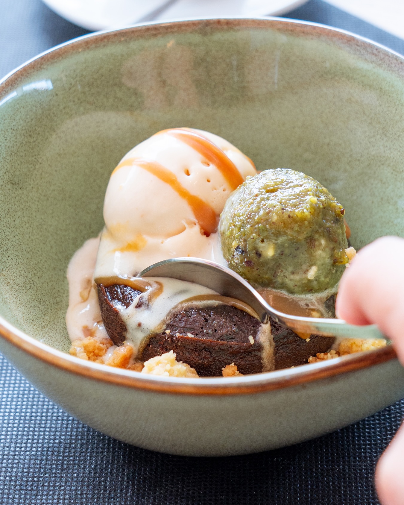 Coulant de chocolate acompañado de crumble crujiente y praliné de pistacho 🌿
Un final perfecto donde lo intenso, lo dulce y lo crocante se encuentran en equilibrio.
📍 Port d’Aiguadolç, Sitges
🌊 Siente el mar, prueba su esencia.
#restaurante #OlaveSitges #SaboresDelPuerto #restaurantemediterraneo #olave #sitges #portsitges #restaurantesitges #menuarroz #arroces #mariscos #pescadosfrescos #carnes #sabormediterraneo #tapas #gastronomia #food#restaurantesenbarcelona #mediterraneancuisine #portdaiguadolç #foodiesbarcelona