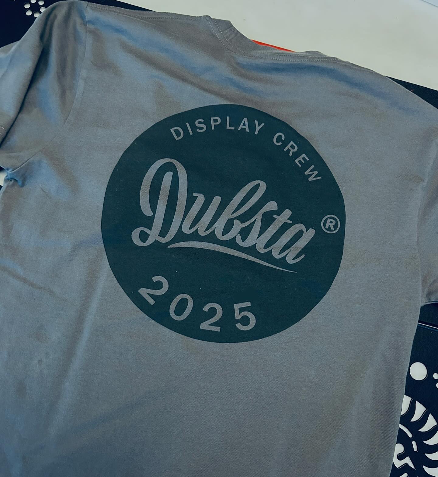 Tees for @dubstabrand - we’ve been printing for them for years and they always come with a fun job. This one had front print and left sleeve branding.
————-
@ascolour tees printed with @magnaprint water based ink
————-
#screenprint #screenprintinguk #merchprinting #branding #bedfordindies