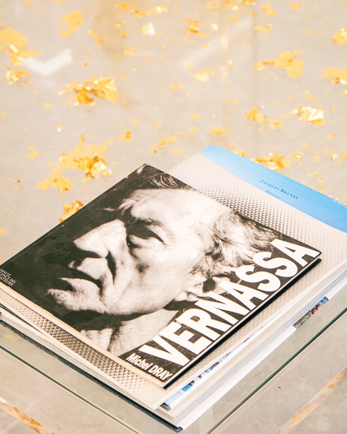 Hommage à Monsieur Vernassa, le fondateur de Plexi Azur et artiste visionnaire de 1952
Ce livre, avec son portrait emblématique, célèbre son héritage et son rôle pionnier dans l’art de la fabrication du plexiglas
Découvrez l’histoire fascinante de cet innovateur qui a marqué notre atelier et continue d’inspirer les générations
#PlexiAzur #HistoireDeLArt #MonsieurVernassa #Innovation #atelier #artiste #nice #inspiration #transmission #savoirfaire