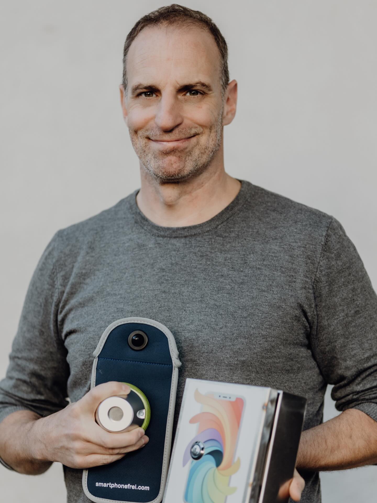 Unser Gründer - Alexander Hillmann ist mit über 25 Jahren Erfahrung im Sportartikel- und Textilhandel der perfekte Ansprechpartner beim Thema Handytaschen und smartphonefreie Schulen. Denn sein Motto im beruflichen Kontext ist seit Jahrzehnten: „Kundenservice steht über allem.“ Kontaktiert ihn jederzeit herzlich gerne unter info@smartphonefrei.com - denn die Welt da draußen ist bunt 🌈