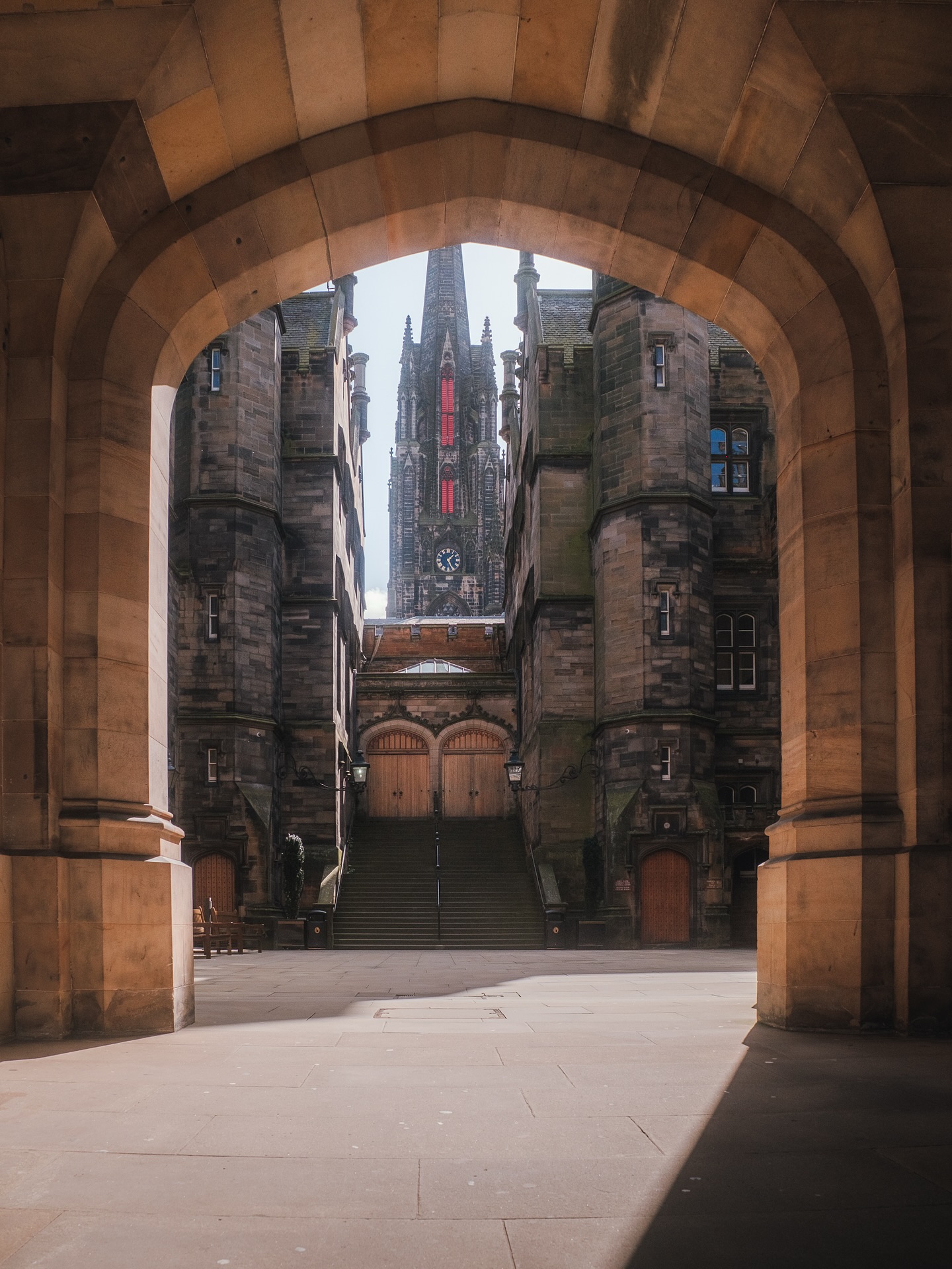 Edinburgh öffnet seine Türen. 🏰
Ein Kurztrip hierher lohnt sich gerade im Herbst und Winter. In weniger als zwei Stunden Flug von Deutschland bist du mitten in einer Stadt, die in den grauen Monaten ihren ganz eigenen Zauber entfaltet.
Das Knarren alter Türen, der Nebel, der sich in den engen Gassen verfängt, und das warme Licht in den Pubs machen Edinburgh zu einem Ort, der sich sofort vertraut und gleichzeitig geheimnisvoll anfühlt.
Wie so ein Kurztrip aussehen kann, zeigen wir auf unserem Blog weltallerliebst.de (Link in Bio).
Welche Stadt hat euch zuletzt so verzaubert?
.
.
.
.
#edinburgh #scotland #scotlandtrip #edinburghcastle #edinburghcity #visitscotland #mysticalscotland #europeancities #autumntravel #wintertravel #travelgram #citytrip #traveltips #wanderlust #travelphotography #travelblog #reiseblog #reisefotografie #reiseinspiration