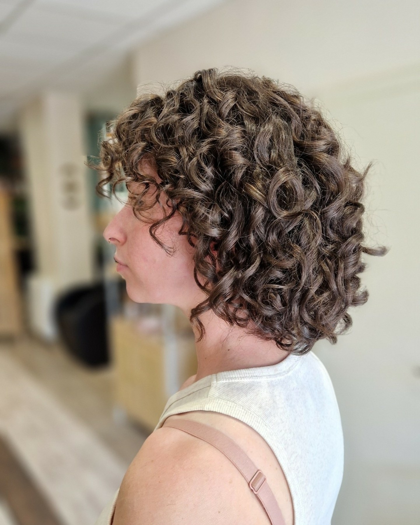 🌬️ De la légèreté et du souffle pour ces boucles !
On raccourcis et désépaissi, en jouant sur le dégradé, la chevelure respire !