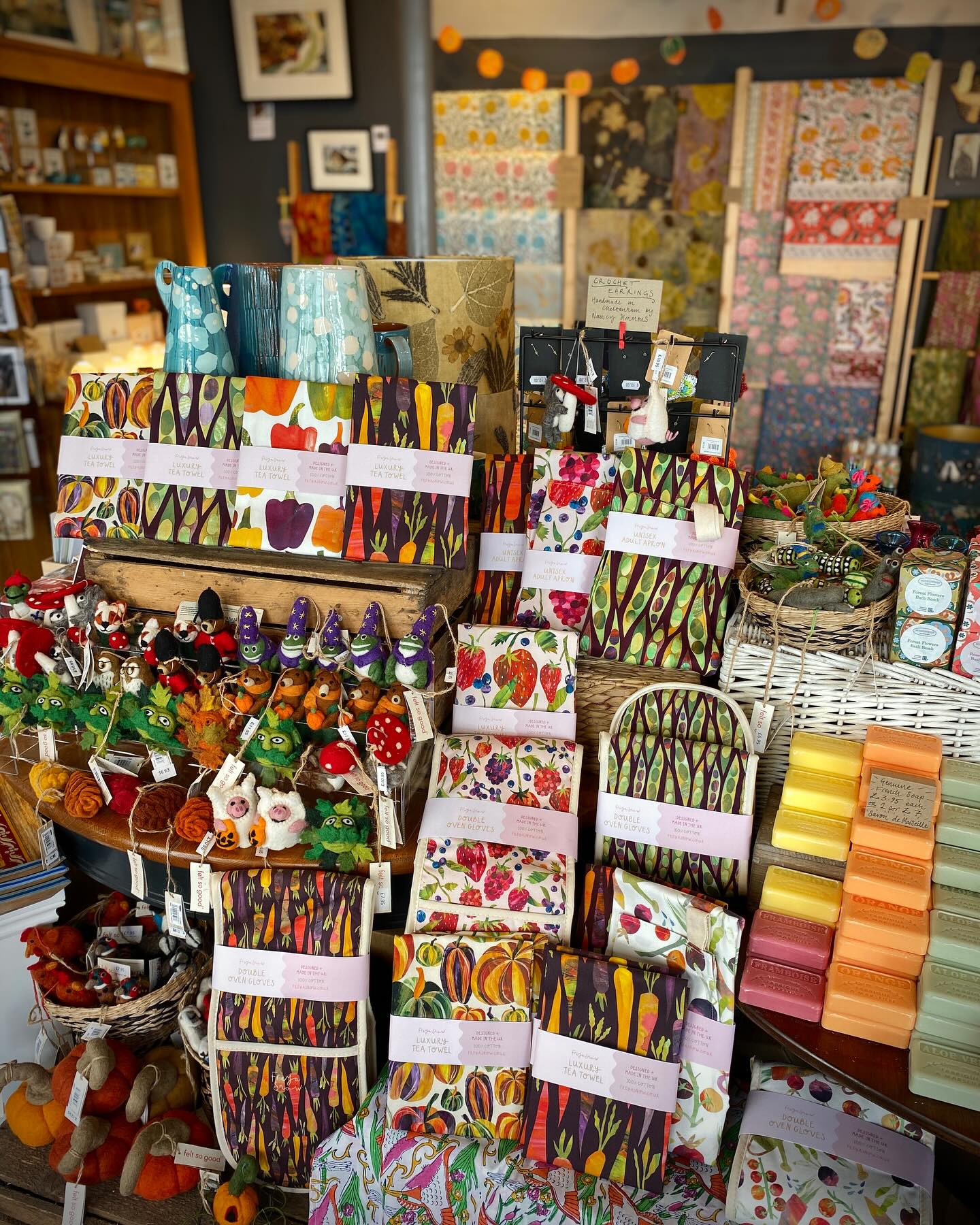 Recent restocks of beautiful @freyasnowstudio kitchen accessories and felty friends from @feltsogoodltd
You can also see some gorgeous new vases from local potter Lisa Adcock @speckledhendesigns peeking out over the top
๐๐Autumn Opening Hours๐๐
Tuesday - Saturday
10am - 4pm
Swift Art & Design
18 High Street
Winchcombe
GL54 5LJ
#swiftwinchcombe #swiftcotswolds #shopsmall #shophandmade #shopindependent #supportindependent #swiftartanddesign
#winchcombeshopping #winchcombe #visitwinchcombe #winchcombecotswolds