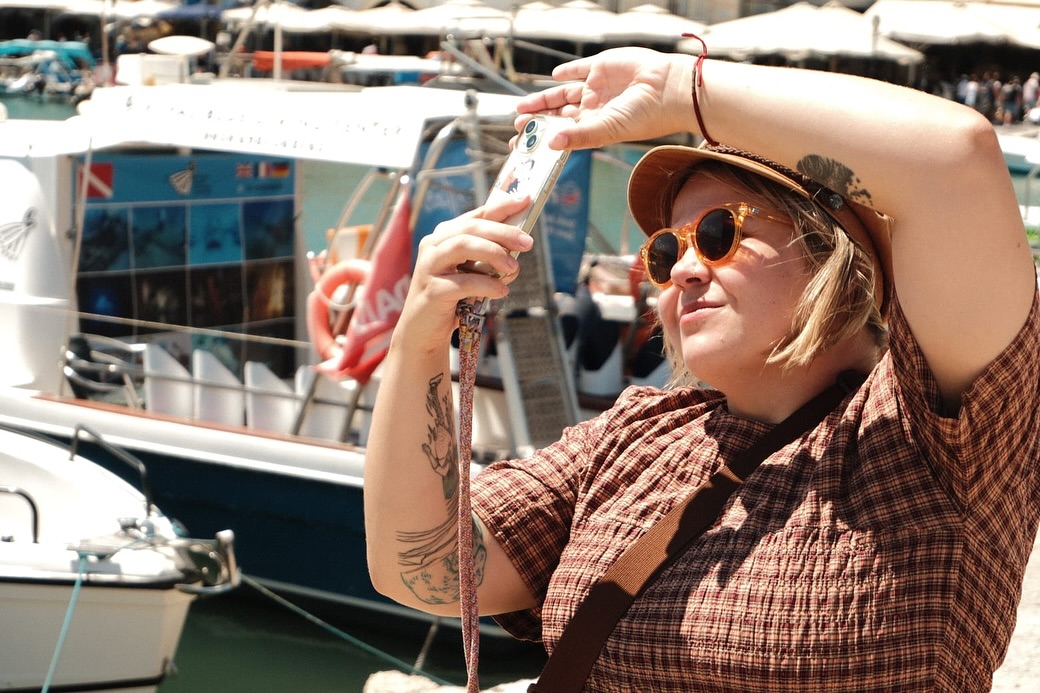 Sweet September Shenanigans. 🌿
Tschüss Sommer!
#foleyartist #septembertoremember #goodbyesummer #chania #geräuschemacherin #livehörspiel #womeninsound #phdlife🎓 #ilovemyjob #dogsarethebest #crete #dayoff #hörspielliebe #soundworks