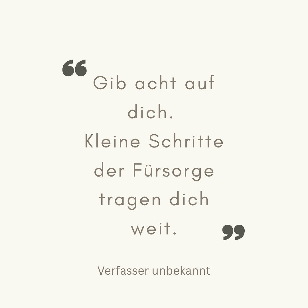 „Gib acht auf dich! Kleine Schritte der Fürsorge tragen dich weit.“
Dieser Satz erinnert daran, dass es nicht immer die großen Veränderungen sein müssen, um etwas für das eigene Wohlbefinden zu tun. Oft reicht es schon, im Alltag kleine, liebevolle Handlungen einzubauen: ein Glas Wasser mehr zu trinken, einen kurzen Spaziergang an der frischen Luft zu machen, bewusst ein paar tiefe Atemzüge zu nehmen oder rechtzeitig ins Bett zu gehen. Diese scheinbar unscheinbaren Momente der Selbstfürsorge summieren sich und haben auf lange Sicht eine große Wirkung. Sie schenken dir Kraft, innere Ruhe und mehr Gelassenheit. Achtsam mit dir selbst umzugehen bedeutet also nicht, alles sofort perfekt umzusetzen, sondern in kleinen Schritten einen Weg zu gehen, der dich dauerhaft stärkt und trägt.
Welche winzigen Augenblicke der Fürsorge gönnst du dir, die dich starken und zum Lacheln bringen?
.
.
.
.
.
.
.
.
#achtsamkeit #selbstfürsorge #gesundheit #rituale #pinktober @pinktober_heide