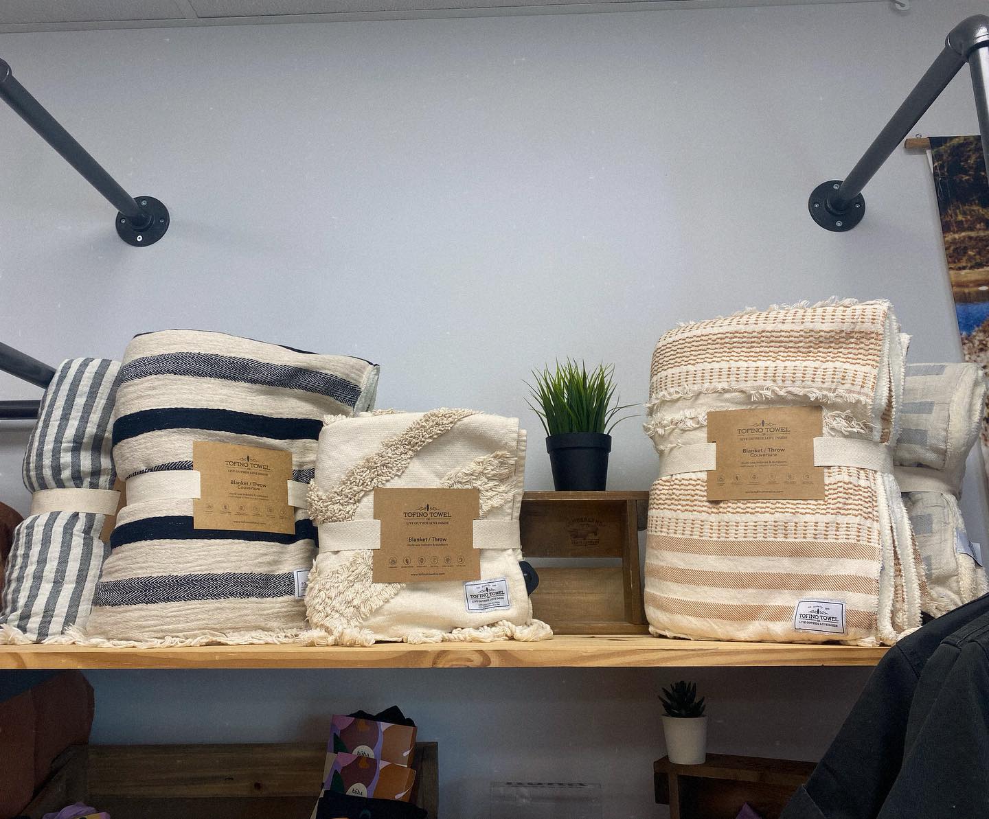 @tofinotowelco throws are back! Cozy season is here & we love the fleece lining for extra comfort! 🍂🤎