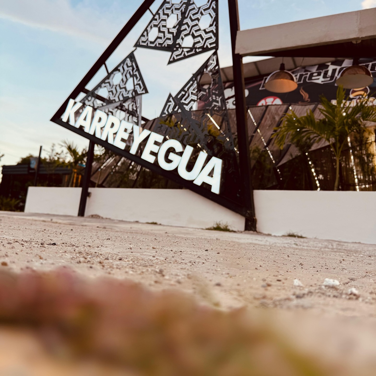 🌴✨ Las vistas que te esperan en Karreyegua son simplemente únicas.
Un espacio pensado para disfrutar en familia y con amigos, rodeado de un ambiente tropical, fresco y lleno de buena vibra. 🍹🔥
Desde lo alto podrás apreciar cada rincón de nuestra plaza de food trucks, la pista de go-karts y el lugar donde la diversión nunca se detiene. 🏎️🎶🍔
Karreyegua no es solo un sitio para comer y pasarla bien… es una experiencia que se vive desde el primer momento que llegas. 💛
📍San Juan de la Maguana, un nuevo destino hecho para ti.
#Karreyegua #FoodTrucks #GoKarts #sanjuandelasmaguana