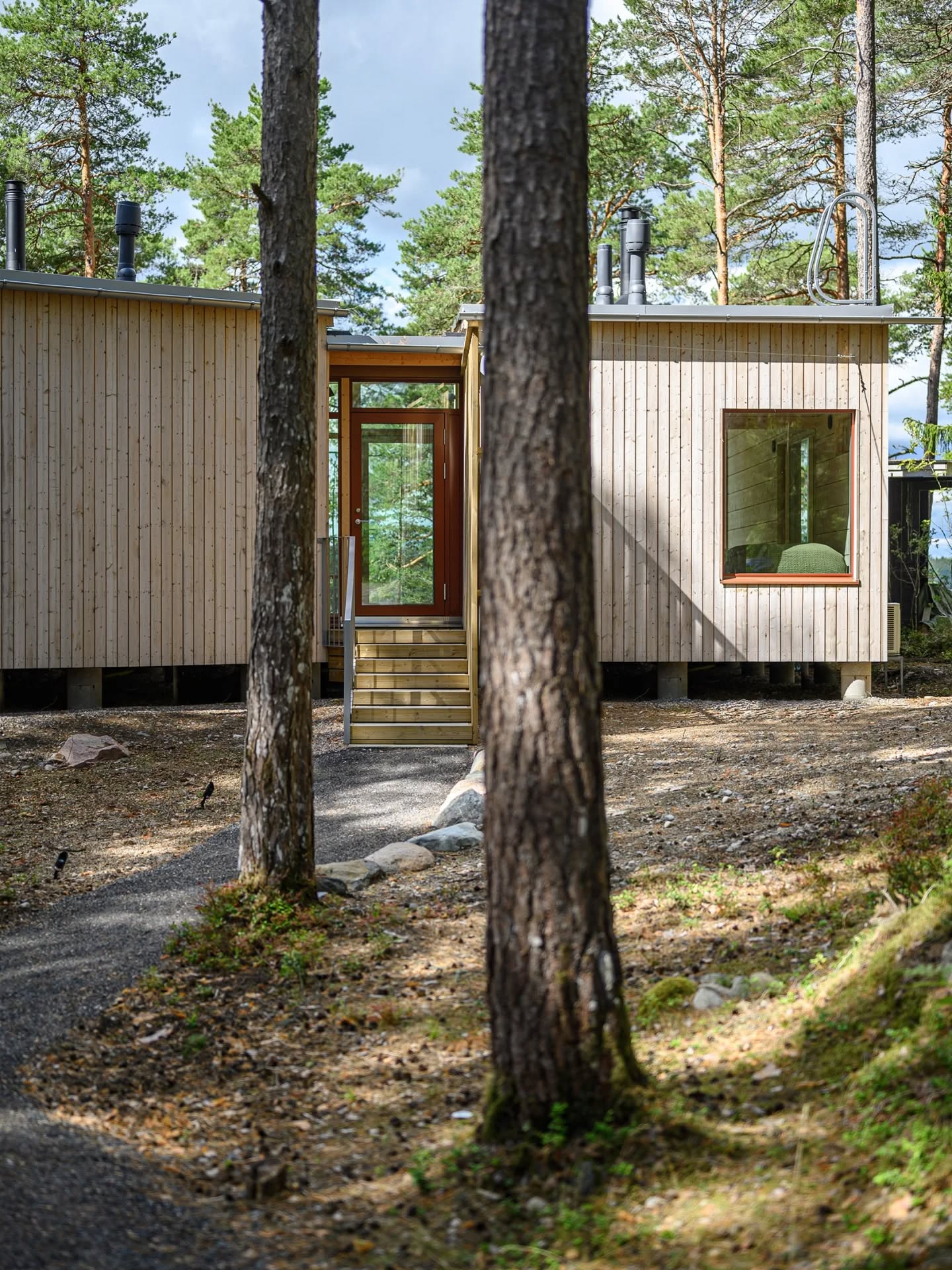 Two Sisters Holiday Home in Salo, Finland
Set on a rocky pine-covered site facing west to the sea, this villa was designed for two siblings and their families with the theme “together separately.” Built in massive wood and carefully integrated into its surroundings, it combines shared terraces and private spaces in harmony with nature.
Häuser Award special mention 2025, and
shortlisted for the Finnish Wood Award 2023.
Photos by @multifoto.fi
#architecture #architect
#scandinavian #design #scandinaviandesign #scandinavianarchitecture #nordicdesign
#designstudio #archdaily #häuseraward2025