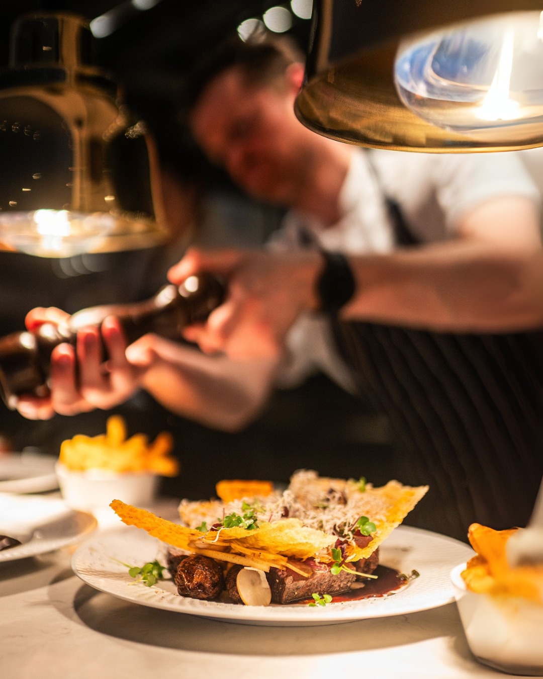 Det finns middagar… och så finns det middagar med skärgården som bordsgranne 🌊✨
Hos oss får du smaker som flirtar med havsbrisen, en vibe som känns som semester och en utsikt som är nästan för snygg för att vara sann (men vi lovar, den är på riktigt).
Kom hungrig, lämna lycklig. 🍴💫