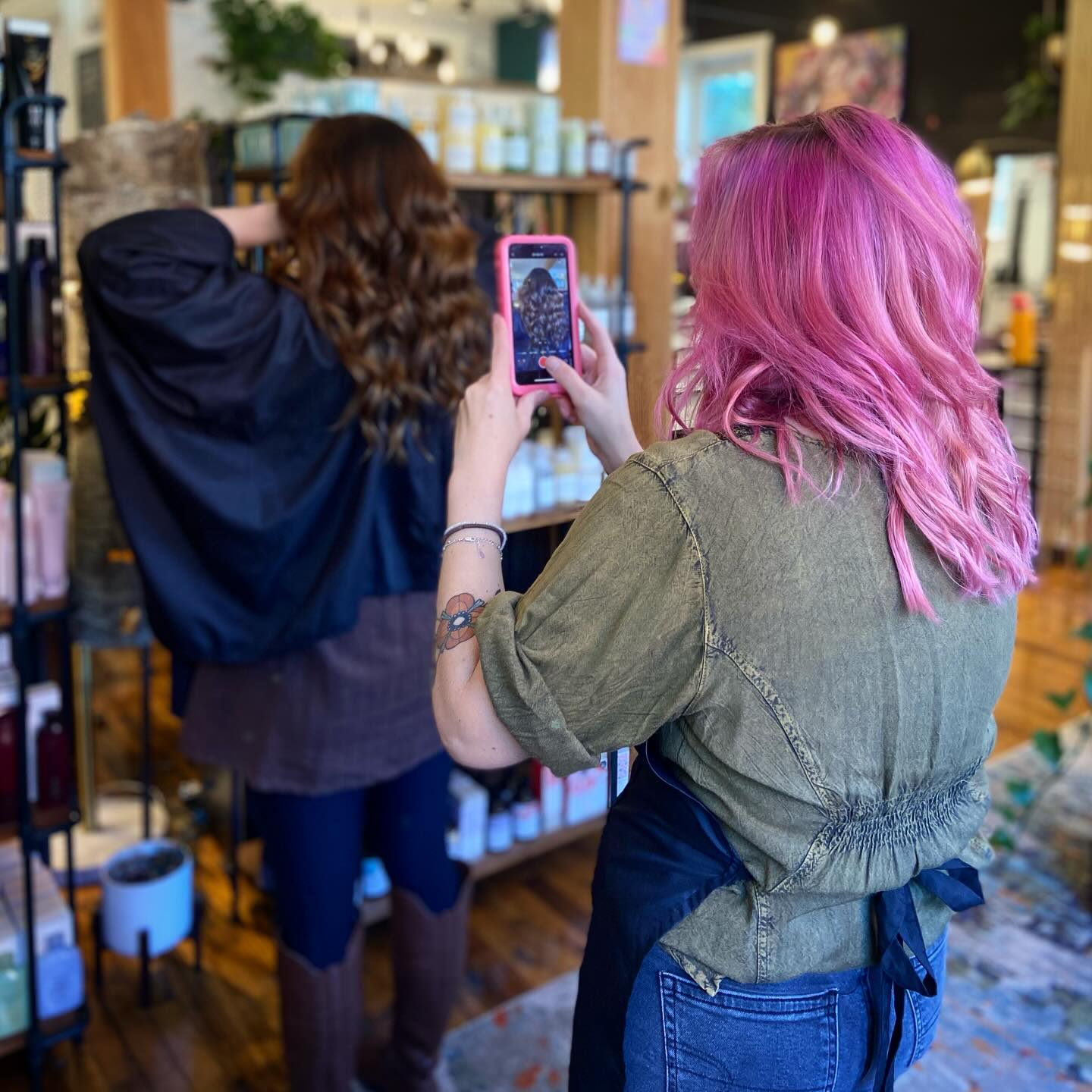 Photographing hair is another art! Here’s Fink capturing a beautiful autumn color on Kathleen 🍂
.
.
.
#haircolor #davinescolor #davinesview #davinesmask #davinesnorthamerica #colorspecialists #hairphotography #stylistssupportingstylists #westernmass #northamptonma