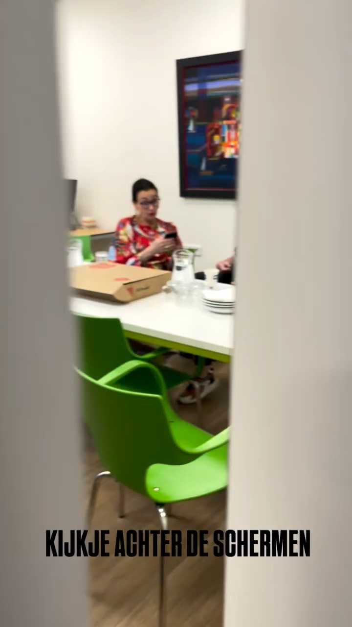 👀 Kijkje achter de schermen bij Fysiotherapie Wooldersteen!
Elke 2e maandag van de maand schuiven we samen aan voor onze lunchvergadering 🥪☕️ — even bijpraten, kennis delen en op de hoogte blijven van nieuwe ontwikkelingen binnen ons vak.
We wachten nog op een paar collega’s, maar zodra iedereen er is, opent Richard zoals altijd de vergadering 🎤😉
Samen leren, samen sterker 💪
We gaan snel beginnen… doei! 👋
#teamwooldersteen #fysiotherapie #kennisdelen #lunchvergadering #achterdeschermen