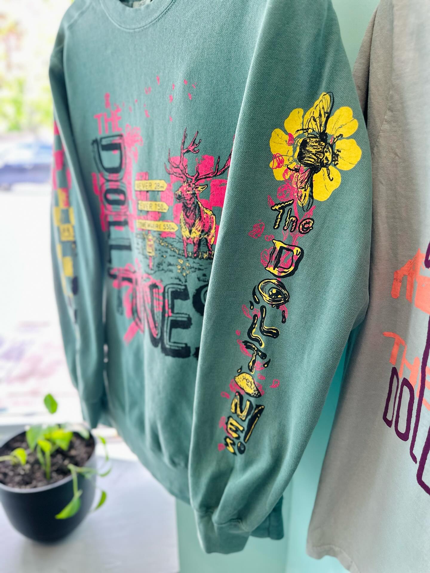 .
🌻🐝🍋
🦩🎟️💗
🏁🖤✔️
These colors are workingggg
Love it.
@thedolltones
Artwork by @sketchyjeffy !
Thanks y’all🖤