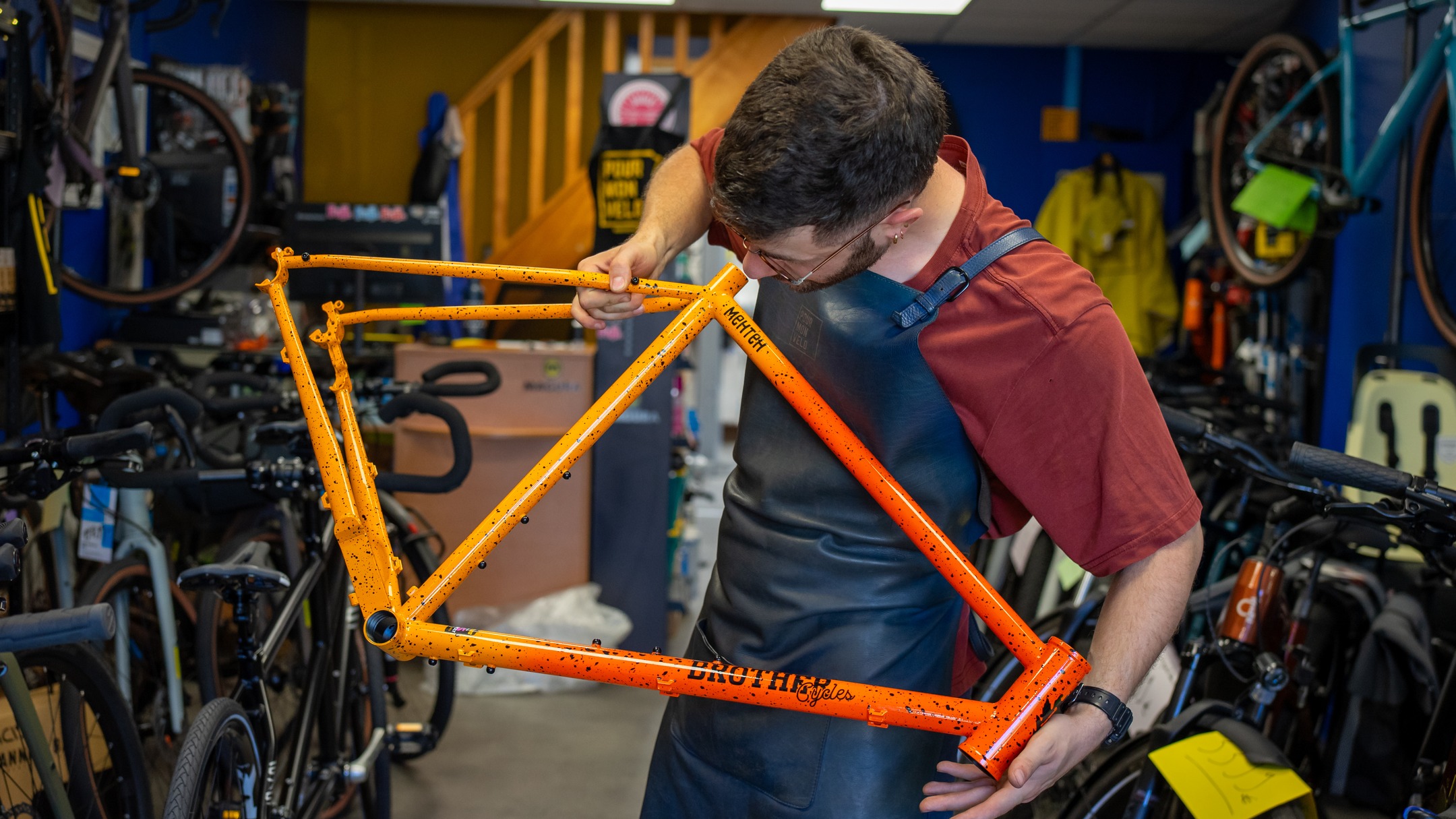 Quelles seront les couleurs votre futur vélo ?
C'est l'un des avantages du montage "à la carte" : de la couleur du cadre à celle des pneus, on personnalise tout !
Venez en boutique configurer le vélo de vos rêves 💫
Photos : @julien_rft
Cadres de vélo : @omnium @brothercycles
#bikebuilding #newbikeday