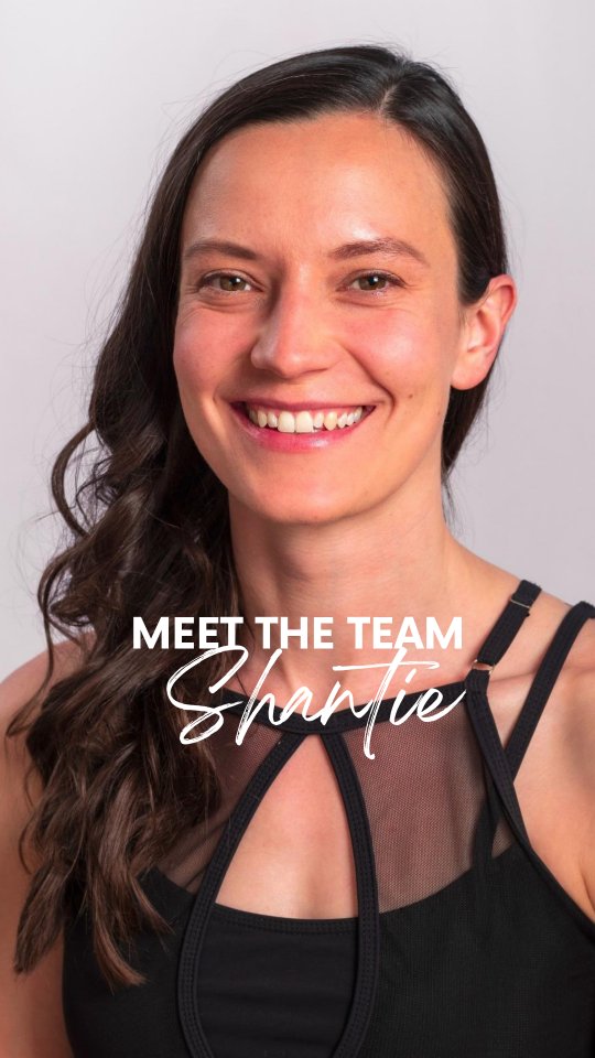 🎥 Lerne Shantie kennen – deine SPIN-UP Trainerin ✨ @shantaerial
Jeden Sonntag gibt sie Aerial Hoop Kurse, dazu Workshops im Hammock & Silk sowie Privatstunden in Pole und Luftakrobatik.
Mit ihrem Background in Schauspiel, Tanz und Musical bringt Shantie kreative Energie in jede Stunde. 🎭
Am meisten liebt sie die unterstützende Community und die kleinen wie grossen Erfolgsmomente, die Schüler:innen gemeinsam feiern.
#spinuplife #poledanceschweiz #aerialhoop #aerialarts #aerialhammock #poledance #polecommunity #poledancestudio #bern #köniz #silks #aeriallife