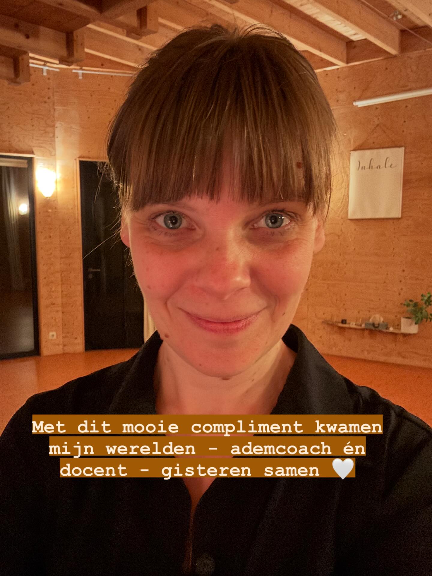 Ze kwam naar me toe en zei: ‘ik wil je toch nog een keer bedanken. Ik doe de oefeningen nog steeds.’ 🤩
Ze was één van de eerste deelnemers aan mijn masterclass voor studenten, Stressvrij Studeren. Waarin ik kennis deel over stress en adem, en een paar korte simpele ademoefeningen.
En het is zo makkelijk om bij zo’n masterclass aan te sluiten en daarna nooit meer wat met de info, of tools, te doen (guilty! 🙋♀️).
Maar zij deed dat niet.
Ze maakte zich de oefeningen eigen, en nam ze mee in haar dagelijks leven.
En nu stond ze voor me, met haar diploma in de hand.
En zei ze dit. En het enige wat ik dacht was: ‘dit is waarom ik dit werk doe.’ 😍
Dit is voor mij het bewijs dat je met de simpelste tools, de mooiste stappen kan maken.
Zo trots! 🙏🏼
PS. In het AdemNoodpakket vind je de 3 oefeningen die ik in de masterclass deel + nog 12 andere! Allemaal makkelijk eigen te maken en beschikbaar wanneer jij ze nodig hebt. Link in bio 😘
#ademwerkdriebergen #stressvrijstuderen #ademwerk #nietzweverigweleffectief #studentenstress #ademoefening