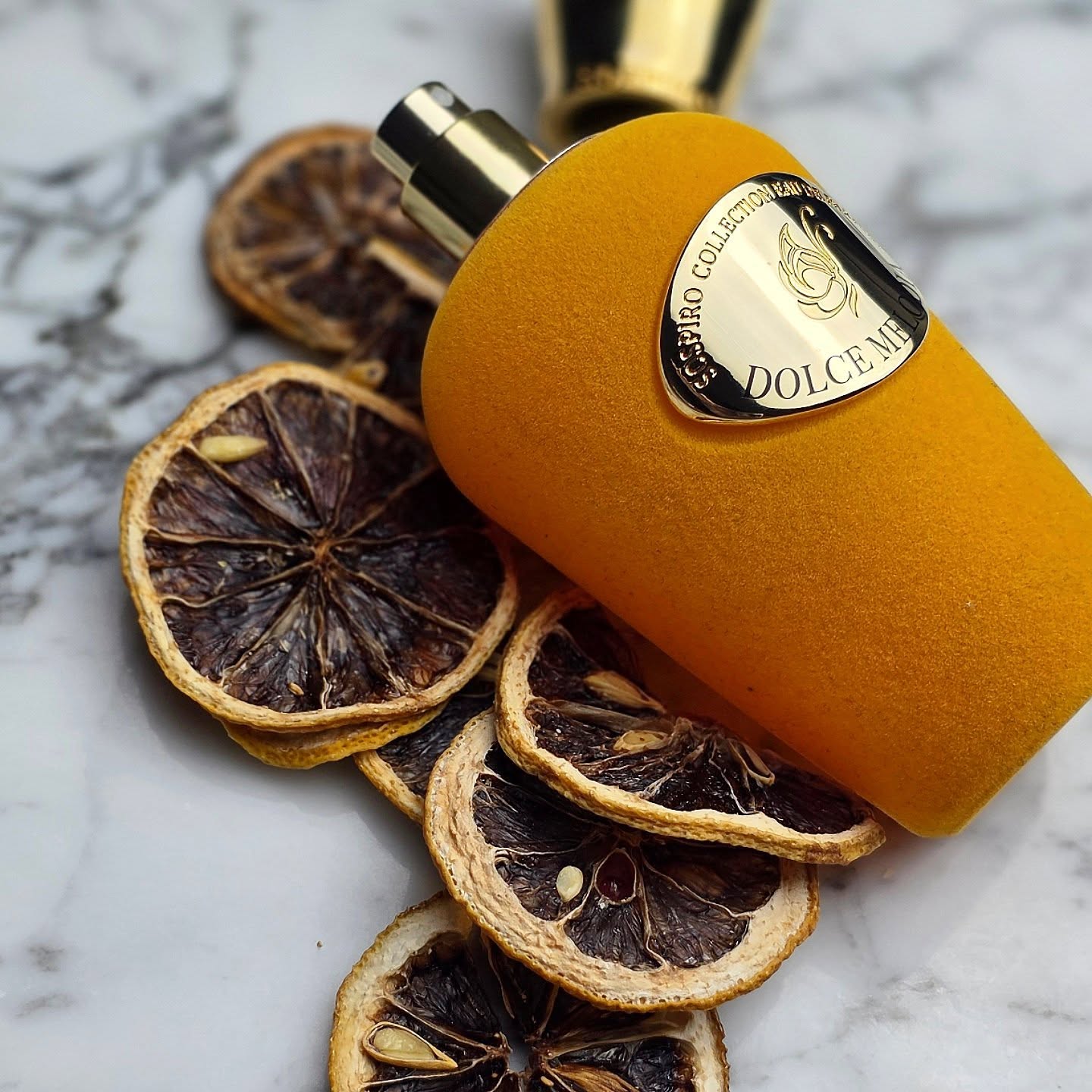 Dolce Melodia starts with citrus drizzled in sweet syrup. Perfect for the beginning of Fall.
.
.
.
.
.
.
Top Notes: Mandarin, Orange, Saffron
Heart Notes: Rose, Jasmine, Gardenia, Pear, Blackcurrant
Base Notes: Sandalwood, Vanilla, White Musk
.
.
.
.
.
#nicheperfume #perfume #scentoftheday