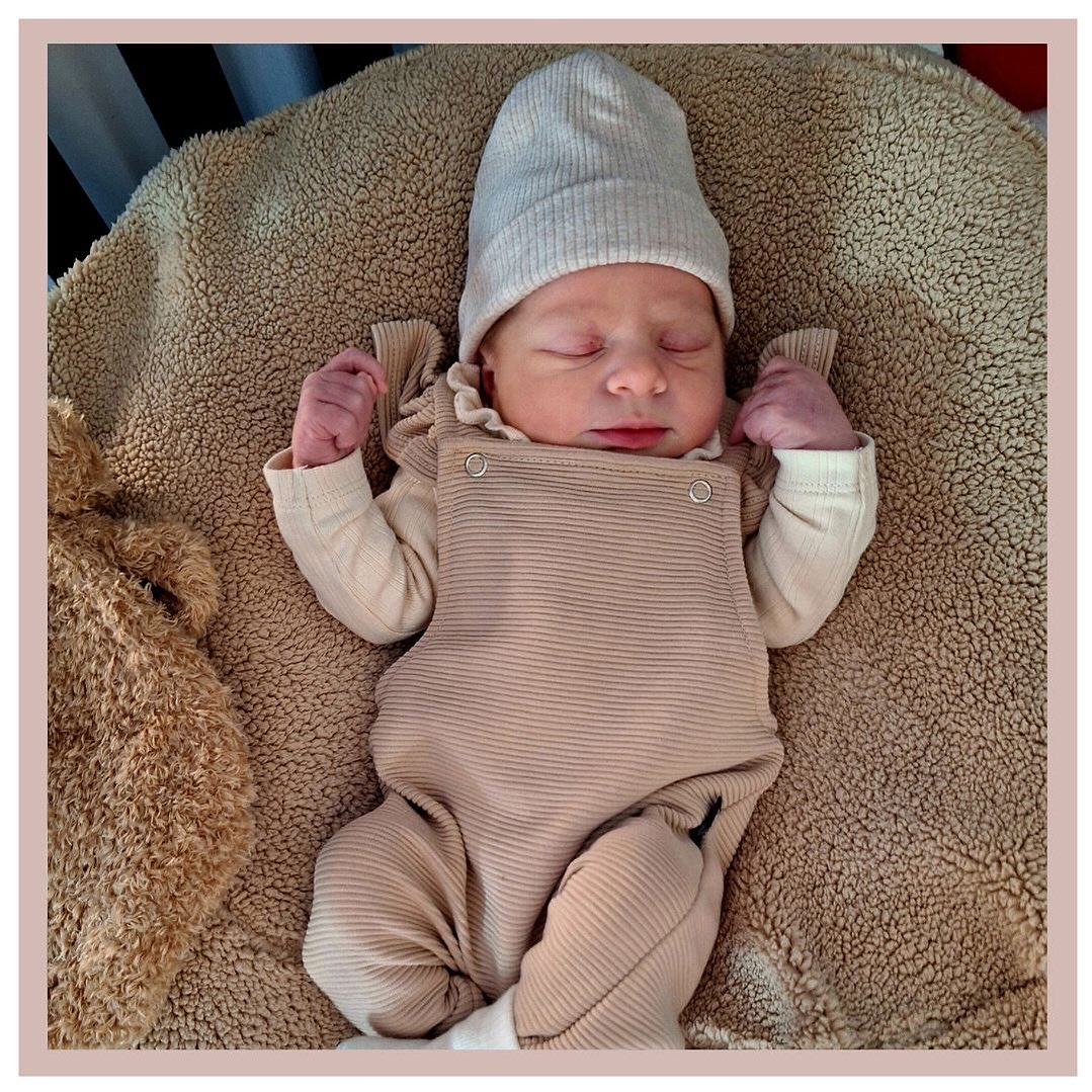 WELKOM IZZY!🩷
Dit mooie meisje heet Izzy. Ze is het kleine zusje van Moos & Jaxx. Ze werd geboren op 13-09-2025 om 22:42 uur. Ze woog 3660 gram bij 40 weken en 2 dagen.
We kenden Ilja & Paul al van de zwangerschap van Moos. Ilja beviel toen heel vlot thuis onder begeleiding van Joyce. We waren er daarom dit keer op bedacht dat het vlot kon gaan! Toch wist Izzy ons nog te verbazen.🤭
Al de hele dag voelde Ilja wat gerommel. Het waren nog geen weeën, maar de kans dat het vandaag zou gaan gebeuren was groot. Moos & Jaxx gingen daarom voor de zekerheid uit logeren. Die avond was het inderdaad zo ver! De weeën kwamen op gang, en zoals we hadden afgesproken, belde Paul direct nadat hij 2 weeën had getimed die vlot op elkaar kwamen.📞
Ook dit keer kreeg hij Joyce aan de lijn!😄 Ze kwam direct bij hen thuis langs. Samen met Paul zette ze alle spullen klaar terwijl Ilja onder de douche haar weeën opving.🛁 We besloten om nog geen inwendig onderzoek te doen maar gewoon te wachten op persdrang. Hoewel Ilja het zelf nog niet helemaal kon geloven, kwam die persdrang een half uurtje later al! We verplaatsten van de badkamer naar het bed, en na 5 minuten persen werd daar een prachtig klein meisje geboren en aangepakt door haar papa!🥰
Izzy deed het direct heel goed, de placenta kwam vlot en Ilja had weinig bloedverlies. Zo lagen er iets meer dan een uur na het telefoontje van Paul twee stralende ouders in bed hun dochter te bewonderen!😍 Zó snel hadden we nu ook weer niet verwacht!
Lieve Ilja, Paul, Jaxx en Moos, van harte gefeliciteerd met jullie mooie dochter en lieve kleine zusje! Jullie mogen onwijs trots zijn! Veel geluk met jullie mooie gezin! Liefs, team LEV🤍
#verloskundigenlev #LEV #liefdevol #vertrouwd #thuisbevallen #gezin #trots