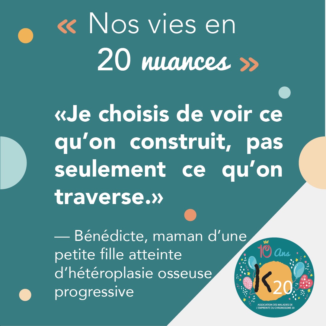 🧡 Nos vies en 20 nuances
Témoignage de Bénédicte « Je choisis de voir ce qu’on construit, pas seulement ce qu’on traverse. »
💬 Dans ce témoignage, Bénédicte partage avec pudeur et force le quotidien avec sa petite fille, atteinte d’Hétéroplasie Osseuse Progressive (HOP). Entre douleur, résilience et amour, elle nous rappelle que chaque petit pas est une victoire.
✨ Parce que derrière chaque maladie rare, il y a une vraie vie, avec ses défis… et ses espoirs.
➡ Découvrez ce récit touchant en images.
📢 Et si vous vous reconnaissez, ou si ce message vous touche : partagez-le ! Ensemble, faisons connaître les maladies du chromosome 20.
#témoignagepatient #NosViesEn20Nuances #associationk20 #chromosome #solidariteité #resilience #maladiesrares #VivreAvecUneMaladieRares #chromosome20 #témoignage