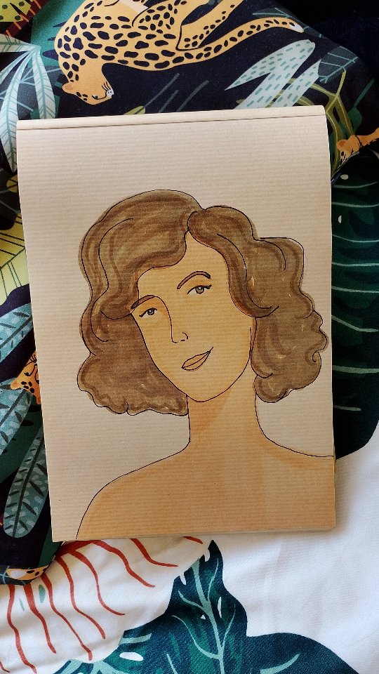 Leila Diniz foi uma figura emblemática que desafiou os conservadores de sua época com atitudes ousadas, como aparecer grávida de biquíni na praia, o que escandalizou a sociedade. Nascida em uma família liberal, ela se destacou como uma defensora do amor livre e da liberdade sexual, tornando-se uma voz importante para a emancipação feminina. Sua carreira artística começou de forma inesperada, levando-a a atuar em teatro e televisão, onde rapidamente conquistou o público com sua energia vibrante e desinibida.
Apesar de enfrentar censura e a diminuição de oportunidades na TV devido à sua postura provocativa, Leila continuou a ser uma influente porta-voz de sua geração. Sua vida foi tragicamente interrompida por um acidente de avião em 1972, quando tinha apenas 27 anos, mas seu legado como ícone da liberdade feminina perdura. Leila Diniz permanece uma referência de coragem e autenticidade, inspirando mulheres a se expressarem livremente.
#LeilaDiniz #LiberdadeFeminina #Coragem #AmorLivre #IconeCultural #RevolucaoSexual #GaleriaExtraordinaria