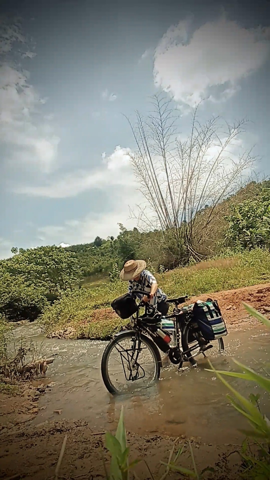 Because a landscape does not unfold without effort
Far from maps or satellite images that smooth out all the irregularities, on a bike I experience the geography in all its detail, sweating in its folds, coughing in its dust, slowing down with every change in grain size...
It is the slope of the landscape that is transmitted to every muscle fiber. From my fingertips clenched on the brake levers on the descent, to my shoulders tense in the ruts, my glutes and quadriceps contracting at every bump... It is the body that feels.
It is no longer seeing on the map but hearing the geography whisper. The rustling of warm grass, the dull roar of the river below, the humidity of the bamboo forest...
And like the landscape, it means accepting the harshness of the climate, without filter. Lying down like the stalks of rice fields beaten by tropical rain, feeling your face burn like corn cobs in the middle of a drought. It's the headwind whistling in your ears and drying out your throat. It's the environment permeating your body until your nostrils are full of dust and your calves are stained with mud. So you end up thrown, rinsed or charred by a final gust on the side of the road, drying there like the day's harvest spread out on large tarpaulins in the sun.
Yes, on a bike you experience the landscape intensely, with its gentle transitions and geographical continuity, but also its scars, gaps, and discontinuities.
French in comment 👇