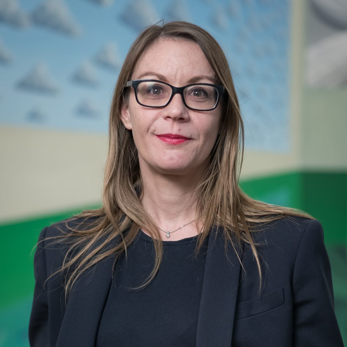 «Es ist jetzt, da ich auf gleicher Ebene bin, viel mehr möglich. Ich kann nun in der Geschäftsleitung den vermittelnden Blick einbringen, die Liaison zu den Leuten, die ins Haus kommen, oder zu denen, die eben noch nicht kommen.»
Im neuen Blogbeitrag erzählt Silja Burch @siljaburch über ihren Werdegang, über die Reorganisation am Aargauer Kunsthaus und weshalb es so viel bewirkt, wenn die Vermittlung in der Geschäftsleitung mit am Tisch sitzt.
Zum Blogbeitrag «mediamus chez…Silja Burch» geht es via Link in der Bio 🔗
📷 @timo.ullmann
#kulturvermittlungschweiz #aargauerkunsthaus #geschäftsleitung #kulturvermittlung #museum