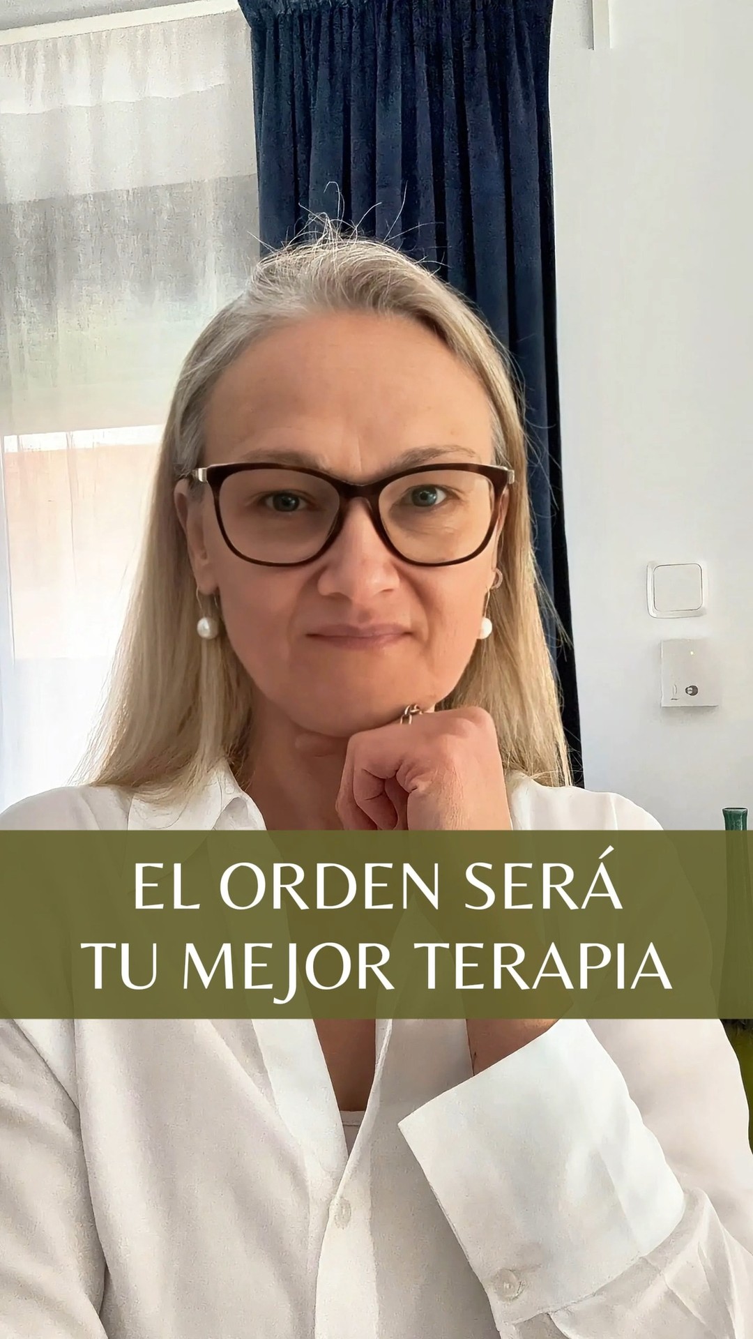 Ella es C……..
Creativa, divertida, resolutiva, inteligente.
¿Y por qué te cuento su historia?🤔
Hace ya algún tiempo tomó consciencia 🤔 de que el desorden y la acumulación de objetos📦 que tenía en casa y que le había acompañado toda la vida, estaba siendo el impedimento no solo para sentirse agusto en casa, sino también para aspectos importantes en su vida como el permitirse crecer profesionalmente o dejar de aislarse pudiendo invitar a amigos a casa.
Una gran losa, que iba a seguir manteniendo su vida exactamente en el mismo punto que todos los años pasados sin permitirle alcanzar los deseos con los que soñaba.
Hace unos meses decidió acabar con su inacción ✨, reconoció que necesitaba ayuda🚀 para desprenderse de todo lo que la pesaba 🕊. Ayuda para poder avanzar hacia esa nueva etapa que deseaba😀 y que nunca sería posible si su espacio y su mente se mantenían en el caos 😟.
Ella ya lo ha logrado. Durante el proceso se ha escuchado profundamente🤔 y se ha elegido a ella 🎯 por encima de tooodos esos objetos que abarrotaban su casa.
Me dedico profesionalmente a acompañar a personas a salir del desorden y la acumulación de objetos para siempre 📦, con el primer programa de acompañamiento en el que ordenarás a la vez que identificarás y desmontarás los patrones y creencias que te han llevado y mantenido en ese caos por años.
Deseo que pronto te saques de la situación que ahora vives.
#tresinteriores #LibérateDelDesorden #DesapegoConsciente #SoltarParaCrecer #AdiósAcumulación #VivirSinDesorden #PsicologíaDelOrden #CreenciasQueAtrasan #CambioDeMirada #BloqueosYDesorden #MenteOrdenadaVidaOrdenada #OrdenYBienestar #MujeresQueTransforman #ReinventaTuVida #AdiósAcumulación #ViviendoLigera #CrecimientoPersonalMujer