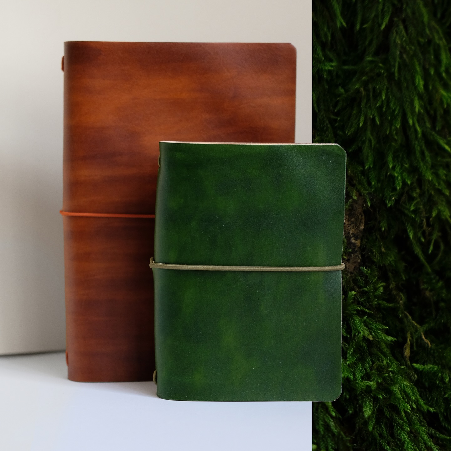 Nové farby v ateliéri Horalist 💚🤎 na kožených zápisníkoch, oslavujú farebnosť našej prírody v tomto nádhernom období. Ja som dieťa jesene, tak sa z nich veľmi teším 🥳
#jesenneradosti #kozenyzapisnik #rucnerobeny #slovenskyvyrobca