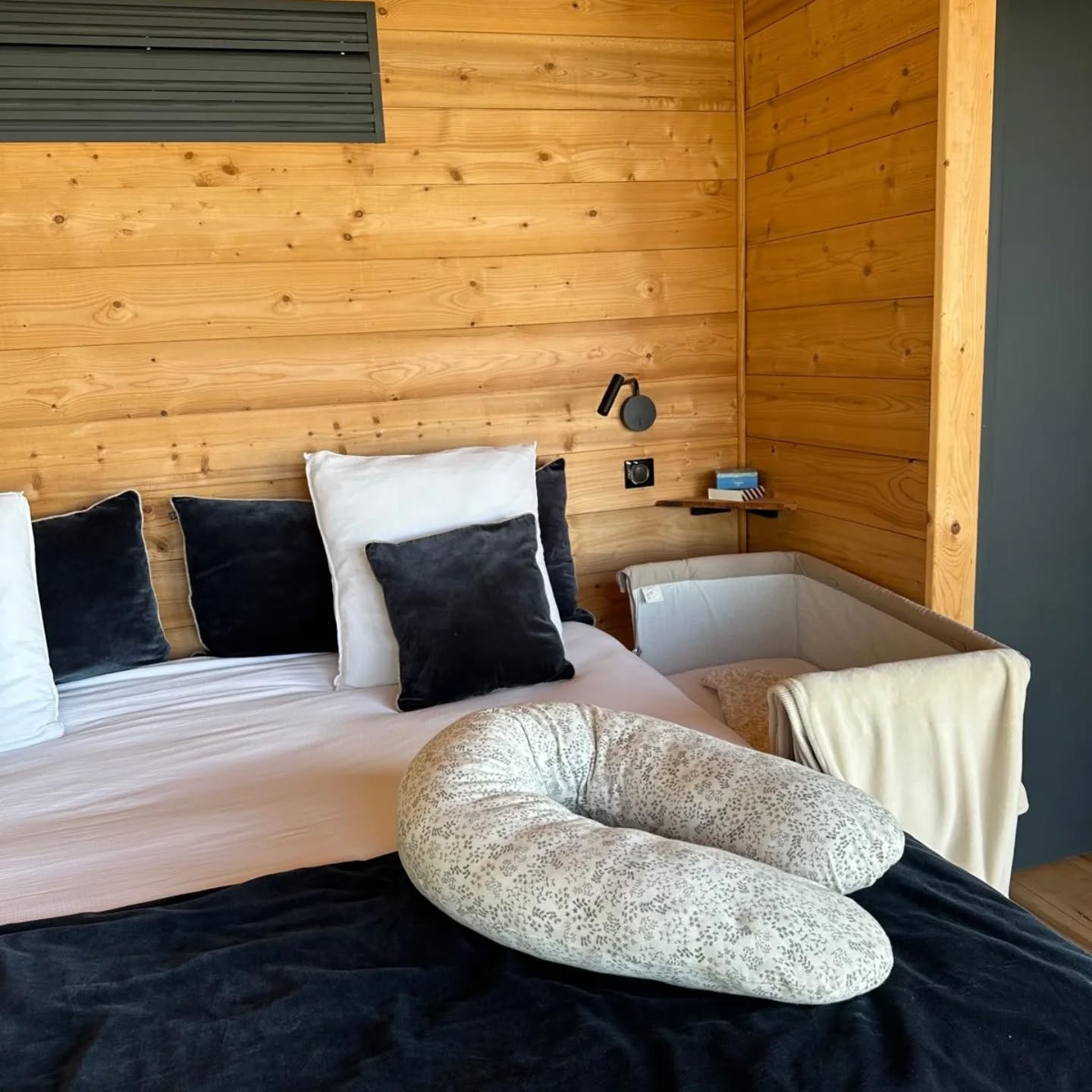 Le Cododo !!!
On sait que les premiers mois sont intenses, mais avez-vous pensé à vous offrir une vraie pause, même avec bébé ? 👶
S'échapper du quotidien, se ressourcer... à l'hôtel, tout devient plus simple !
Zéro contrainte, juste le plaisir d'être ensemble !!
Créer des moments inoubliables à trois. 👨👩👧 Profitez, soufflez, on s'occupe de vous !
#cocoonwood #bebé #love