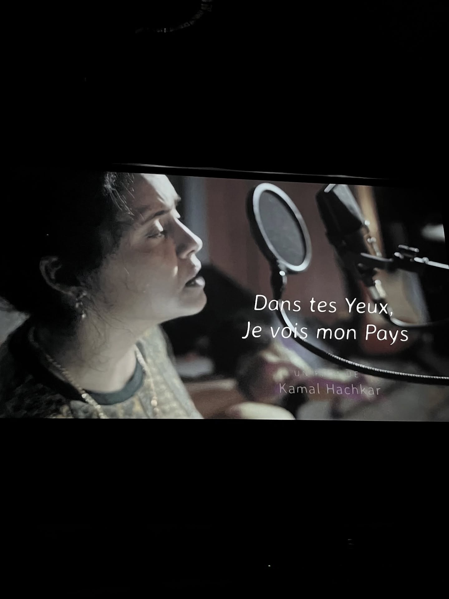 « Dans tes yeux je vois mon pays » est une invitation Ă Ă©couter lâautre, se reconnecter Ă ses racines et continuer Ă croire que la musique peut guĂ©rir les blessures de lâexilđžMerci Ă @kamal.hachkar @alif.alef_initiative @aouizeratyael@sofiadouieb@luckreisman