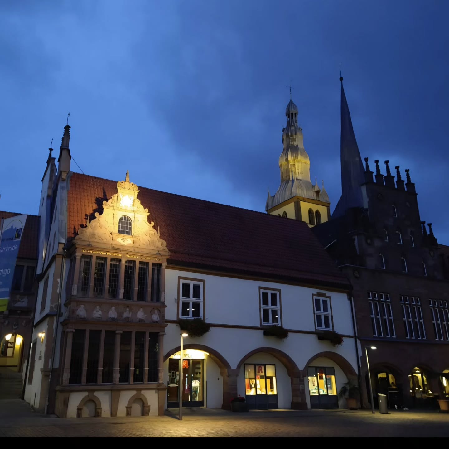 Der Heimat - und Verkehrsverein Bösingfeld hat sich am Samstag Abend vom Nachtwächter Werner Kuloge Lemgo mal von einer ganz anderen Seite zeigen lassen. Zur blauen Stunde hat der Nachtwächter spannende Geschichten über das Leben in Lemgo in alten Zeiten erzählt. Im Schein der Laternen konnten die Zuhörer sich gut hineinversetzen in die zum Teil amüsanten Anekdoten und natürlich auch geschichtlichen Ereignisse in Lemgo von denen der Nachtwächter zu berichten wußte. Ein besonderes Erlebnis dabei war auch der Stundengesang des Nachtwächters zur vollen Stunde. Im Anschluss hat die Gruppe den Abend noch in gemütlicher Runde ausklingen lassen.