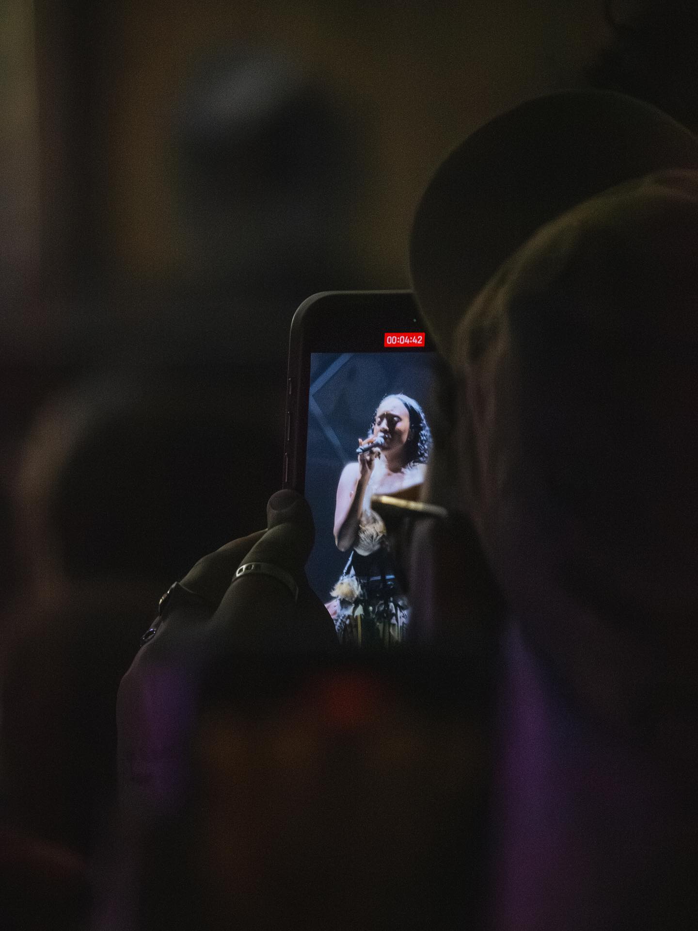 Rachel Chinouriri (@rachelchinouriri) estreou no Brasil com casa lotada no Cine Joia. Teve samba, emoção, parabéns em português e um final na plateia ao som de “Never Need Me”.
Pra conferir a resenha completa e mais fotos acesse nosso site! 🩷✨
✍️ Mari
📸 @carolmarins.jpg
#rachelchinouriri