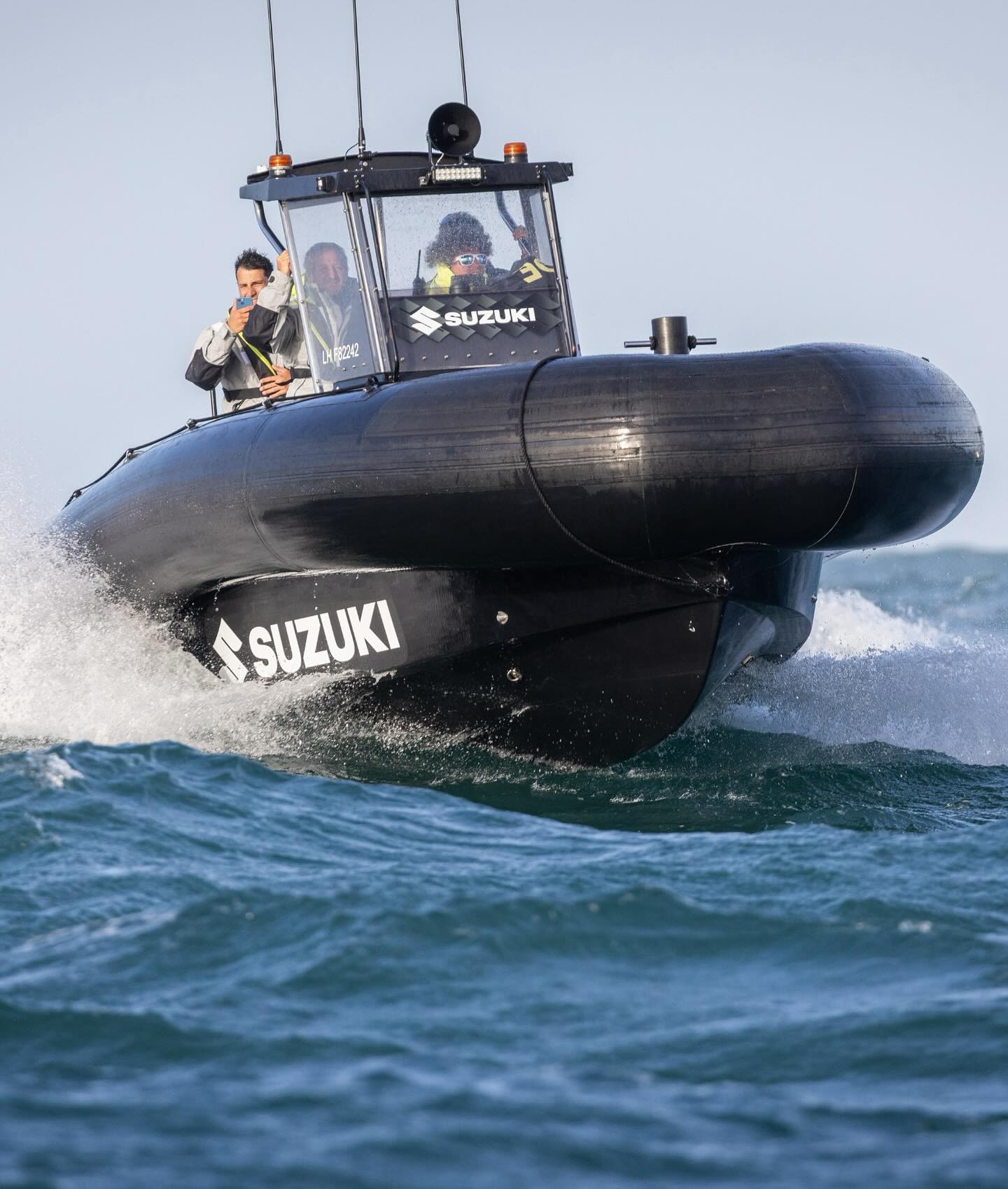 Dans les conditions les plus extrêmes, le bon équipement fait toute la différence.
Grâce à @suzukimarinefr , nous étions parfaitement armés pour cette 56e édition de La Solitaire du Figaro Paprec, entrée dans les annales comme l’une des plus rock’n’roll 🤘🌊 !
Des départs aux arrivées, des équipes œuvrent dans l’ombre pour garantir sécurité et spectacle. Merci à Suzuki Marine de leur avoir permis de remplir cette mission dans les meilleures conditions 🙏 !