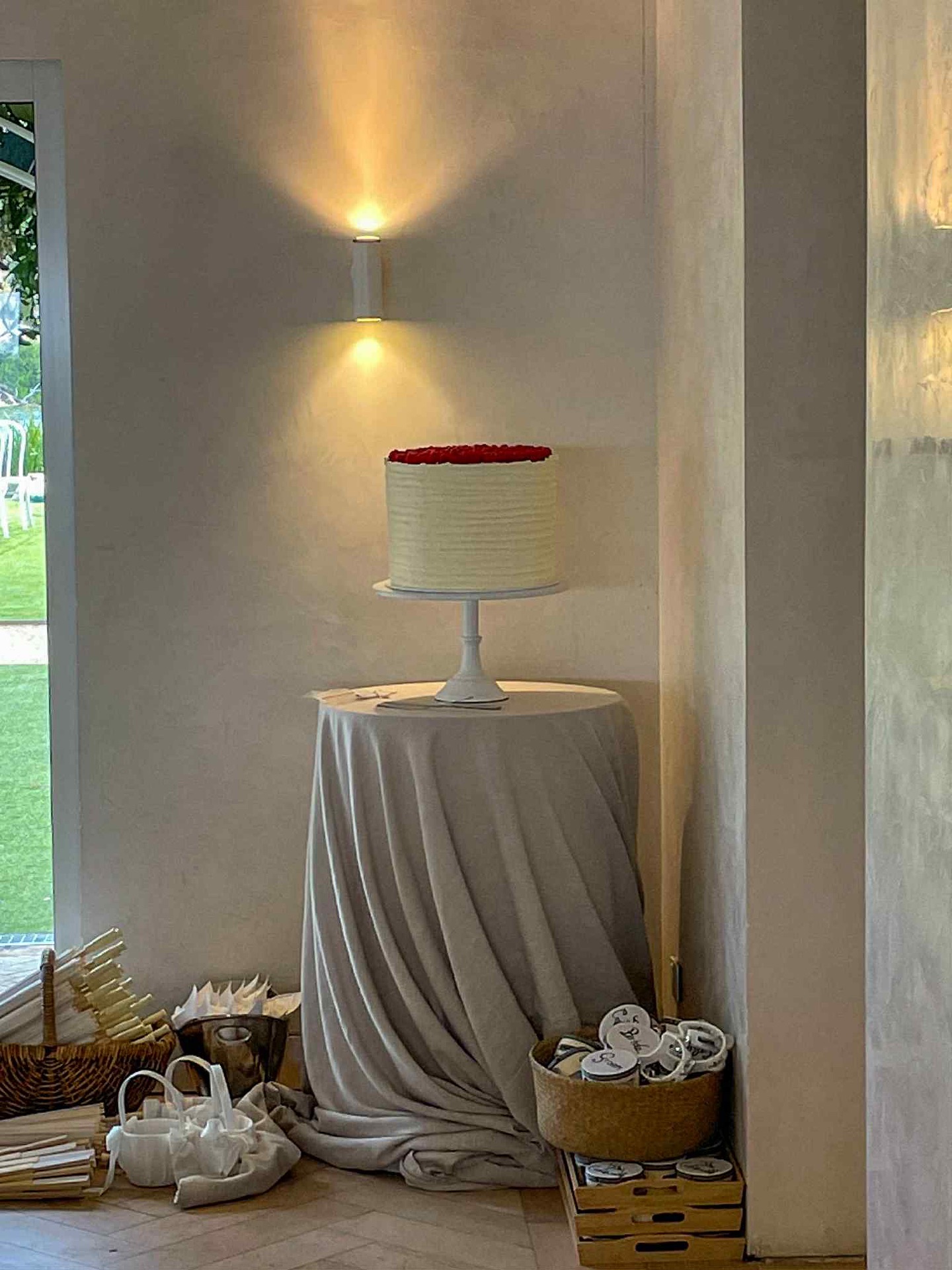 Simple. Sweet. Stunning. โจ
#wedding #love #cake #thecovejervisbay #amberblossomcakes