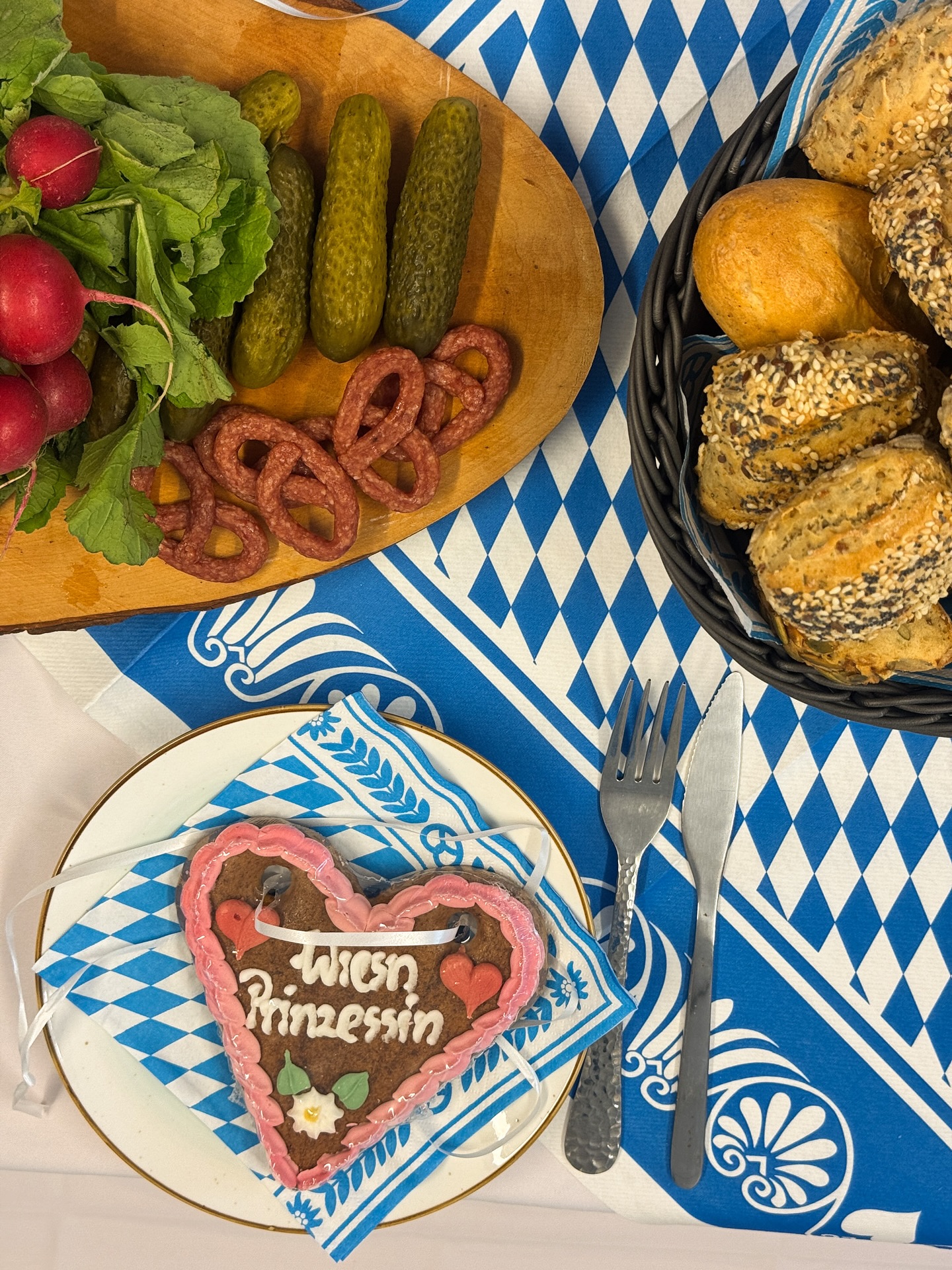 Ein Prosit auf die 5. Jahreszeit! 🥨🍻
Wir haben das Münchner Lebensgefühl mit unseren Kolleg:innen aus aller Welt geteilt. Gemeinsam feiern macht’s einfach noch schöner. 💙🤍
#ADVICON #Oktoberfest #Teamspirit #muenchen #wiesn